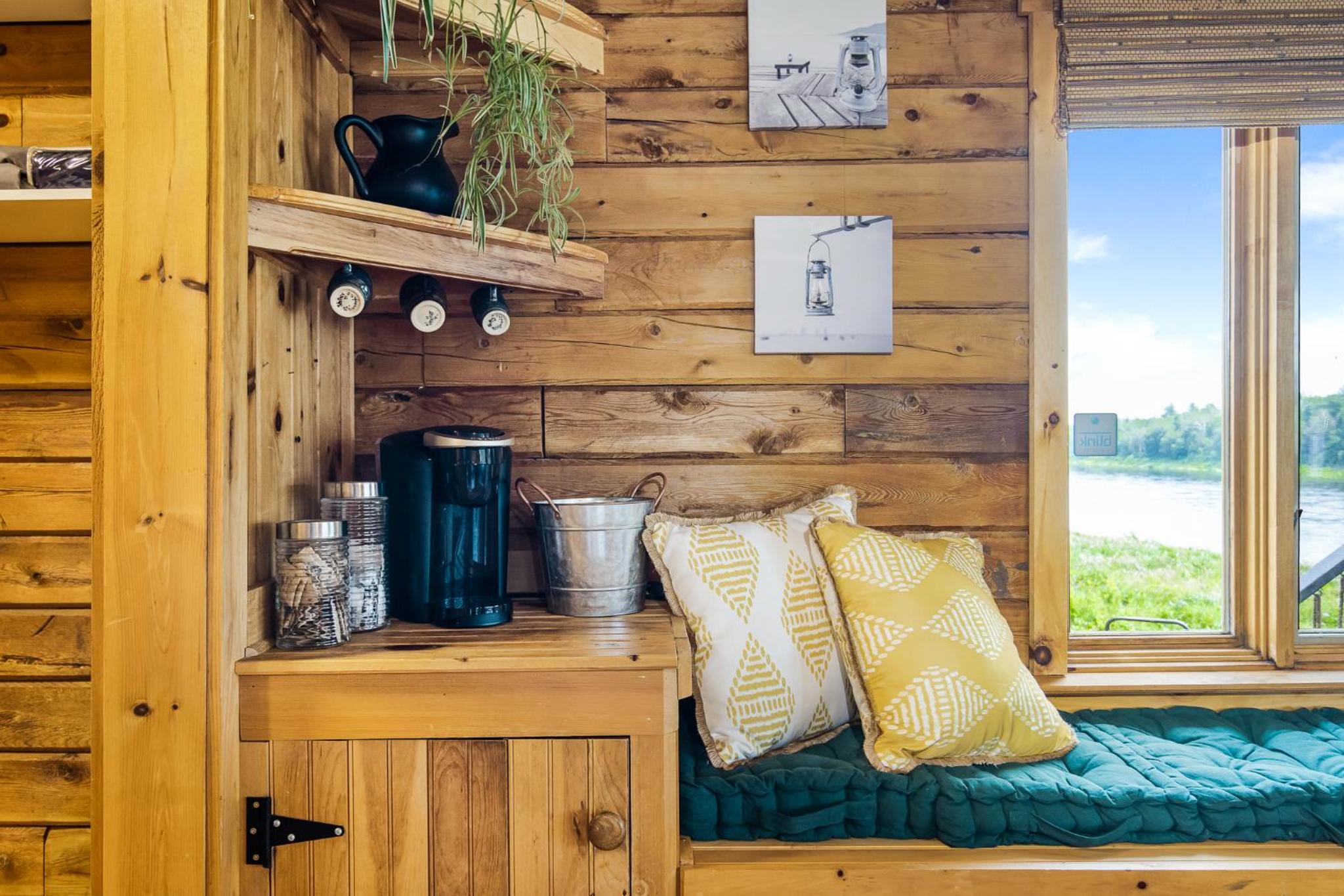 Cozy Cabin with Large Cedar Hot Tub
