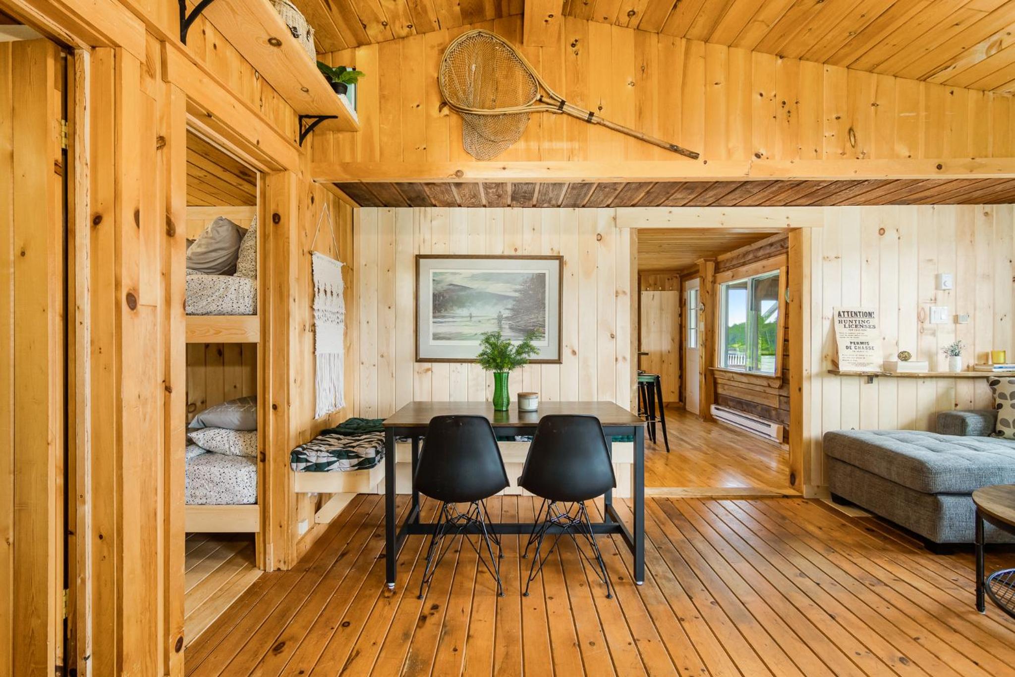 Cozy Cabin with Large Cedar Hot Tub