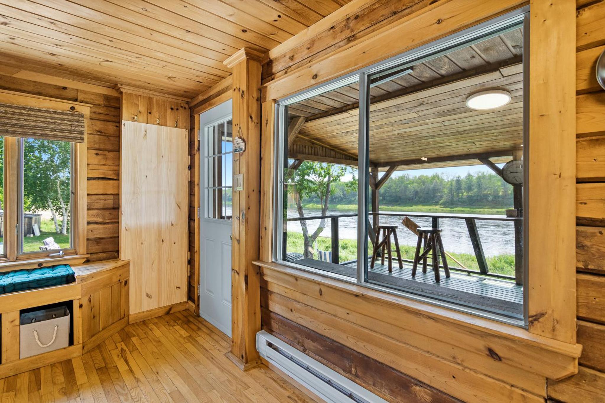 Cozy Cabin with Large Cedar Hot Tub