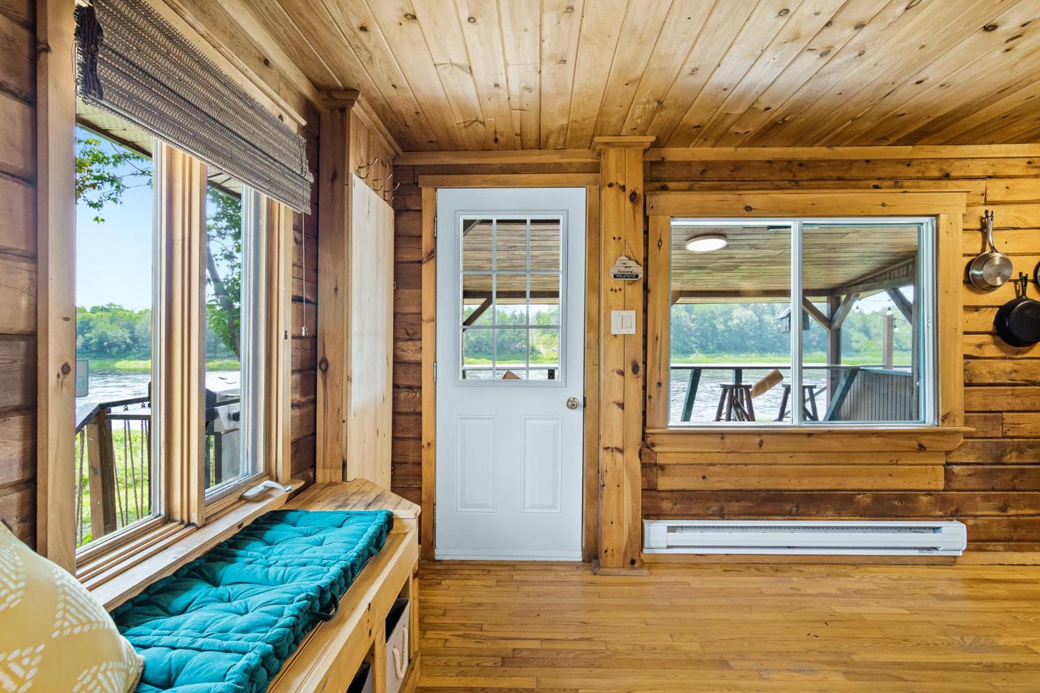 Cozy Cabin with Large Cedar Hot Tub