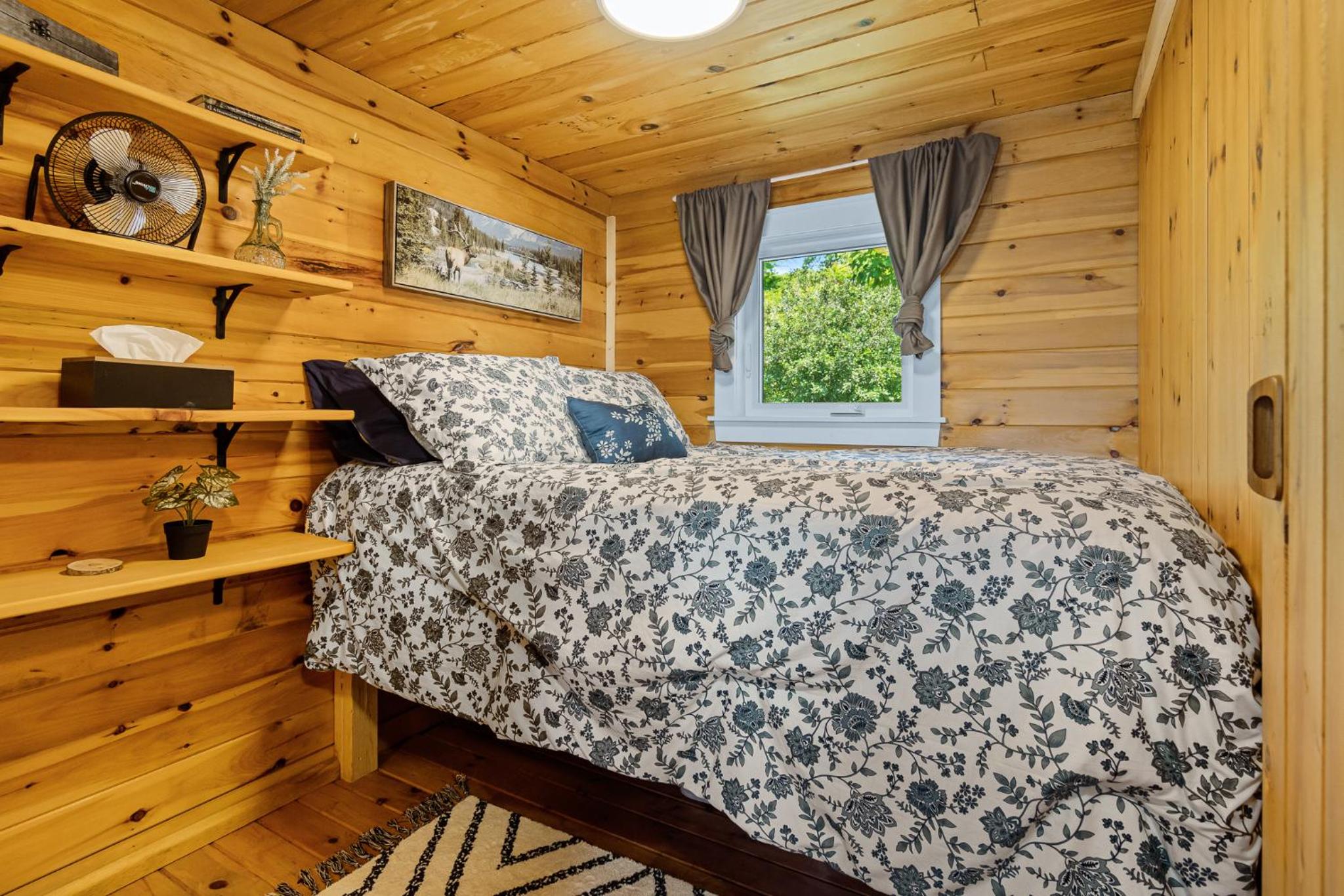Cozy Cabin with Large Cedar Hot Tub