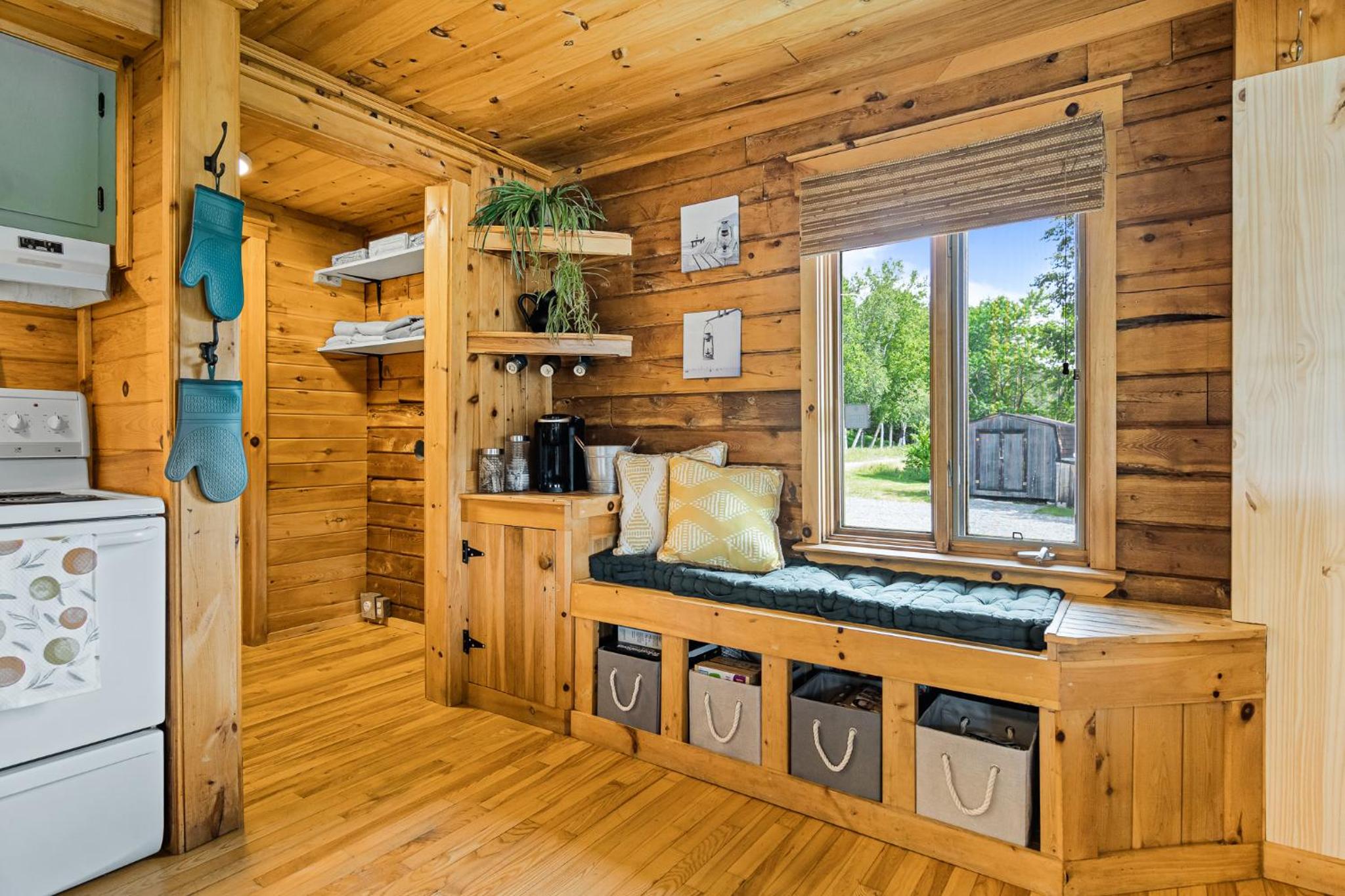 Cozy Cabin with Large Cedar Hot Tub