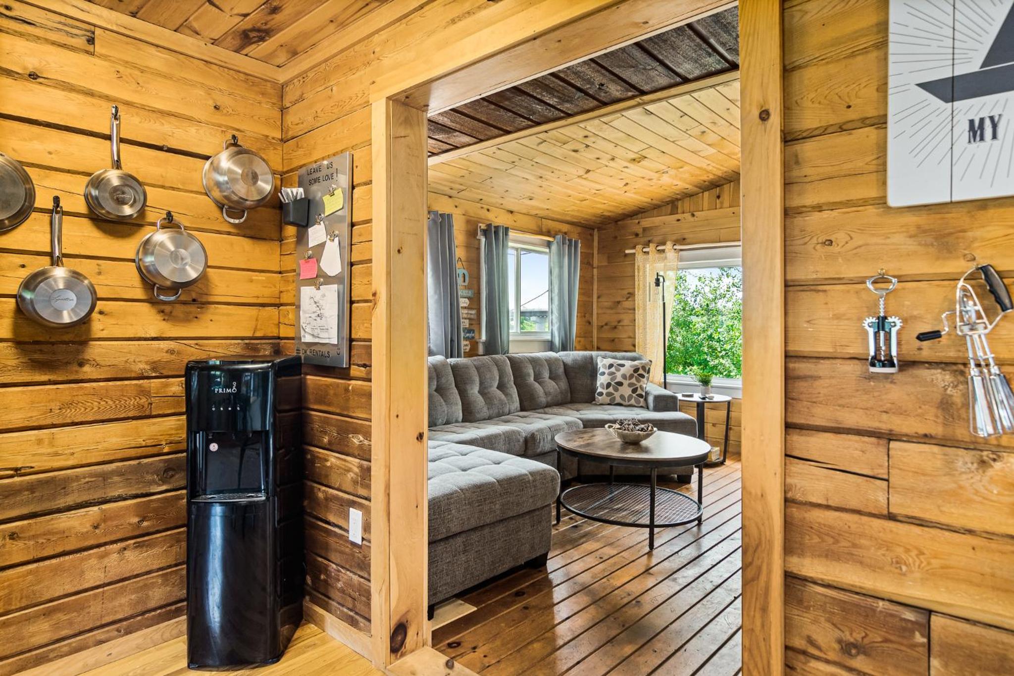 Cozy Cabin with Large Cedar Hot Tub
