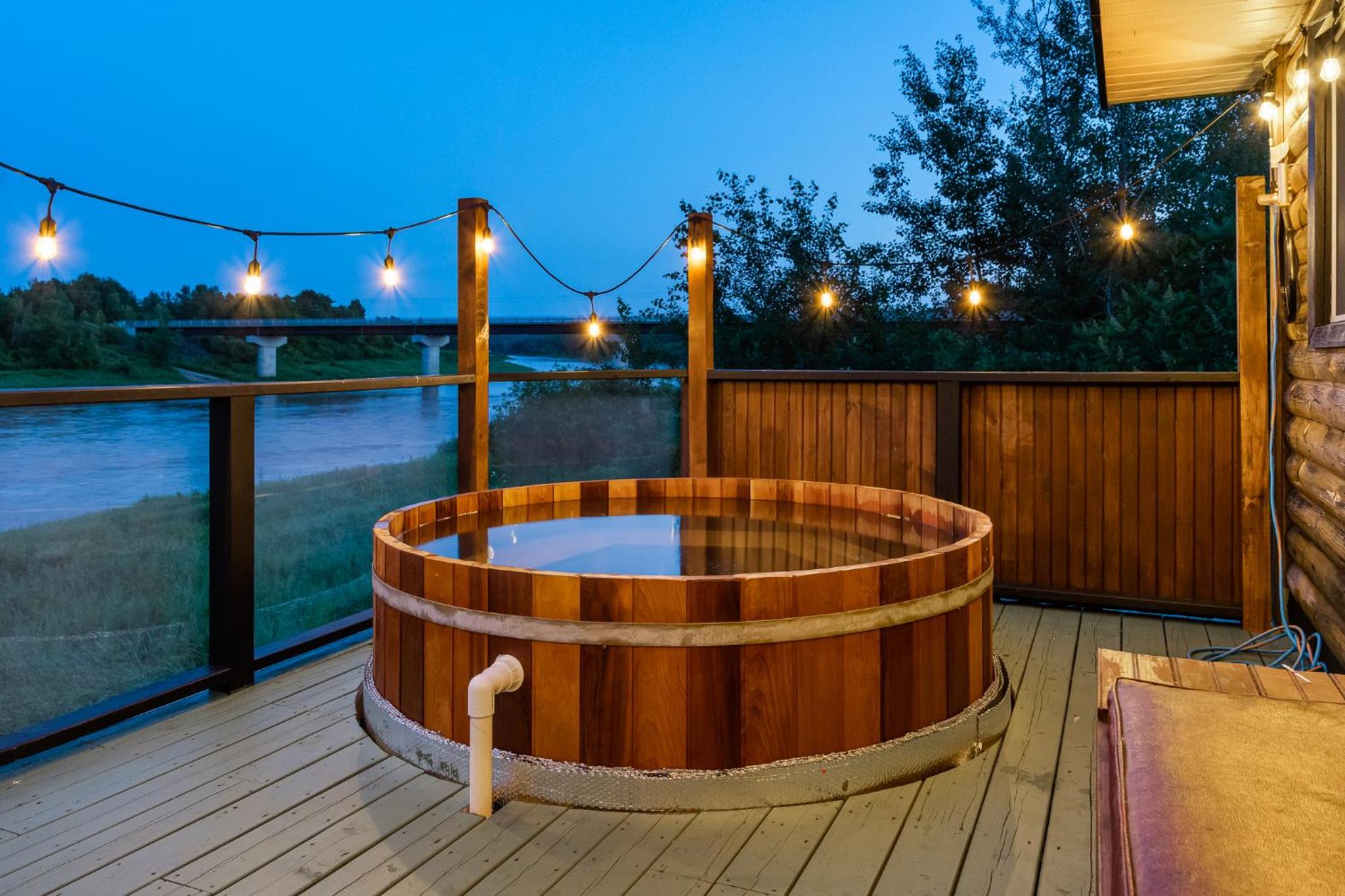 Cozy Cabin with Large Cedar Hot Tub