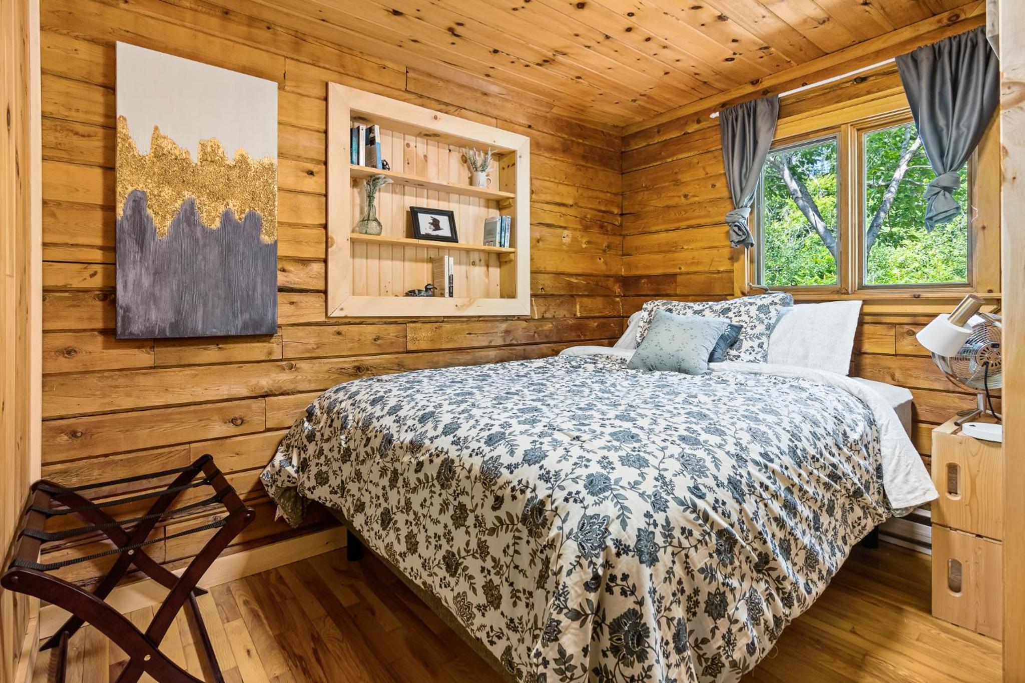 Cozy Cabin with Large Cedar Hot Tub