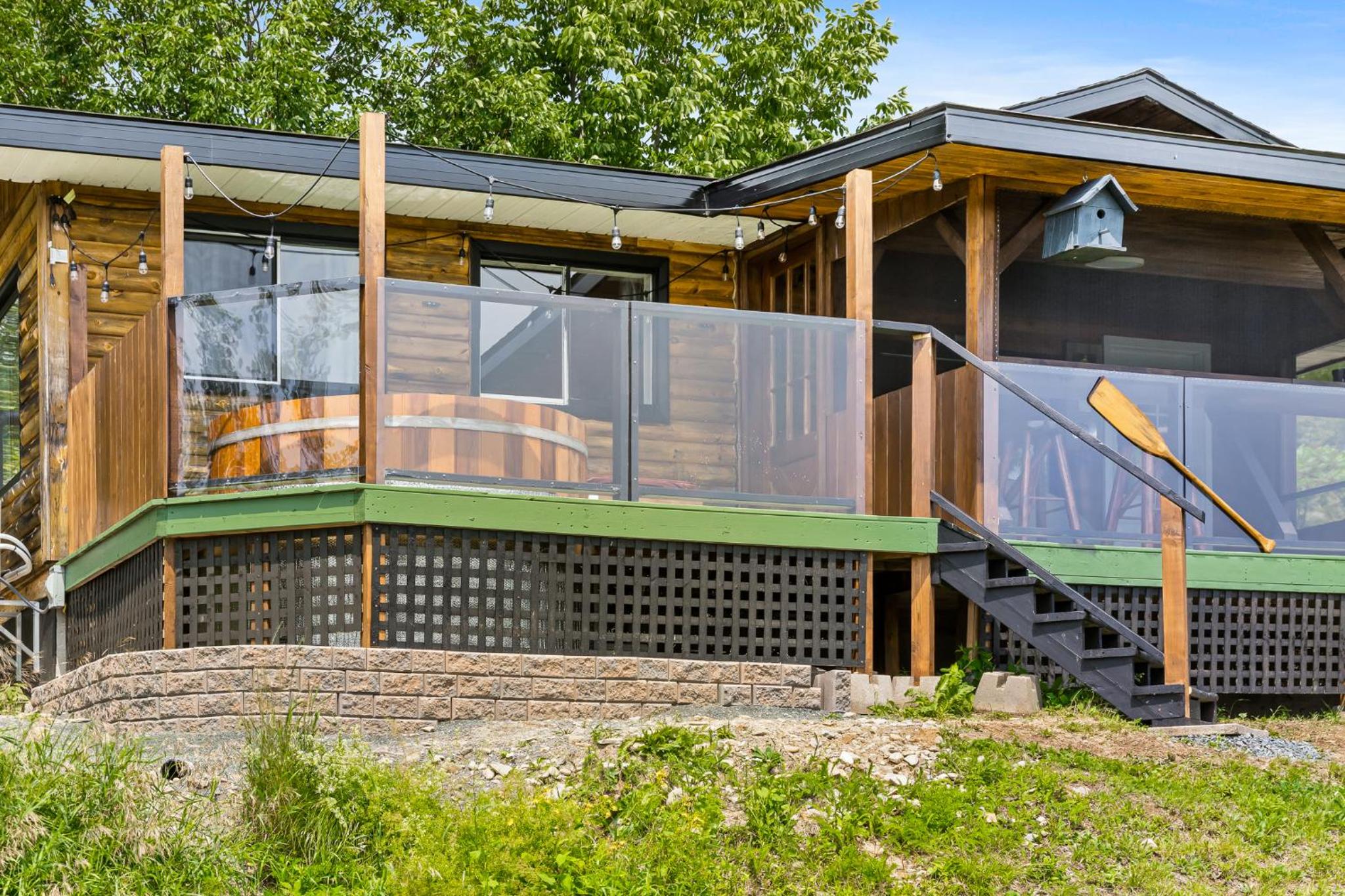 Cozy Cabin with Large Cedar Hot Tub