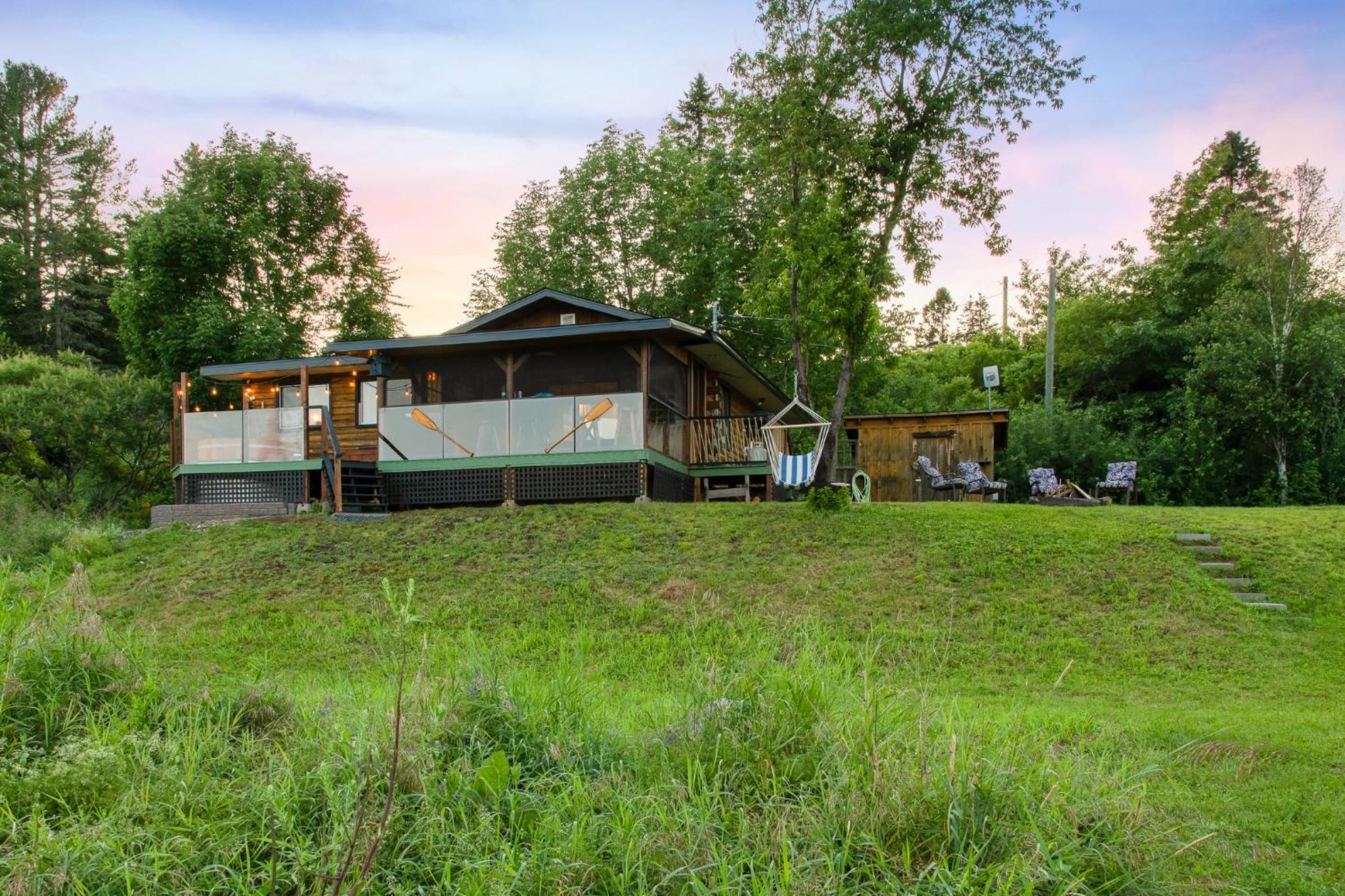 Cozy Cabin with Large Cedar Hot Tub