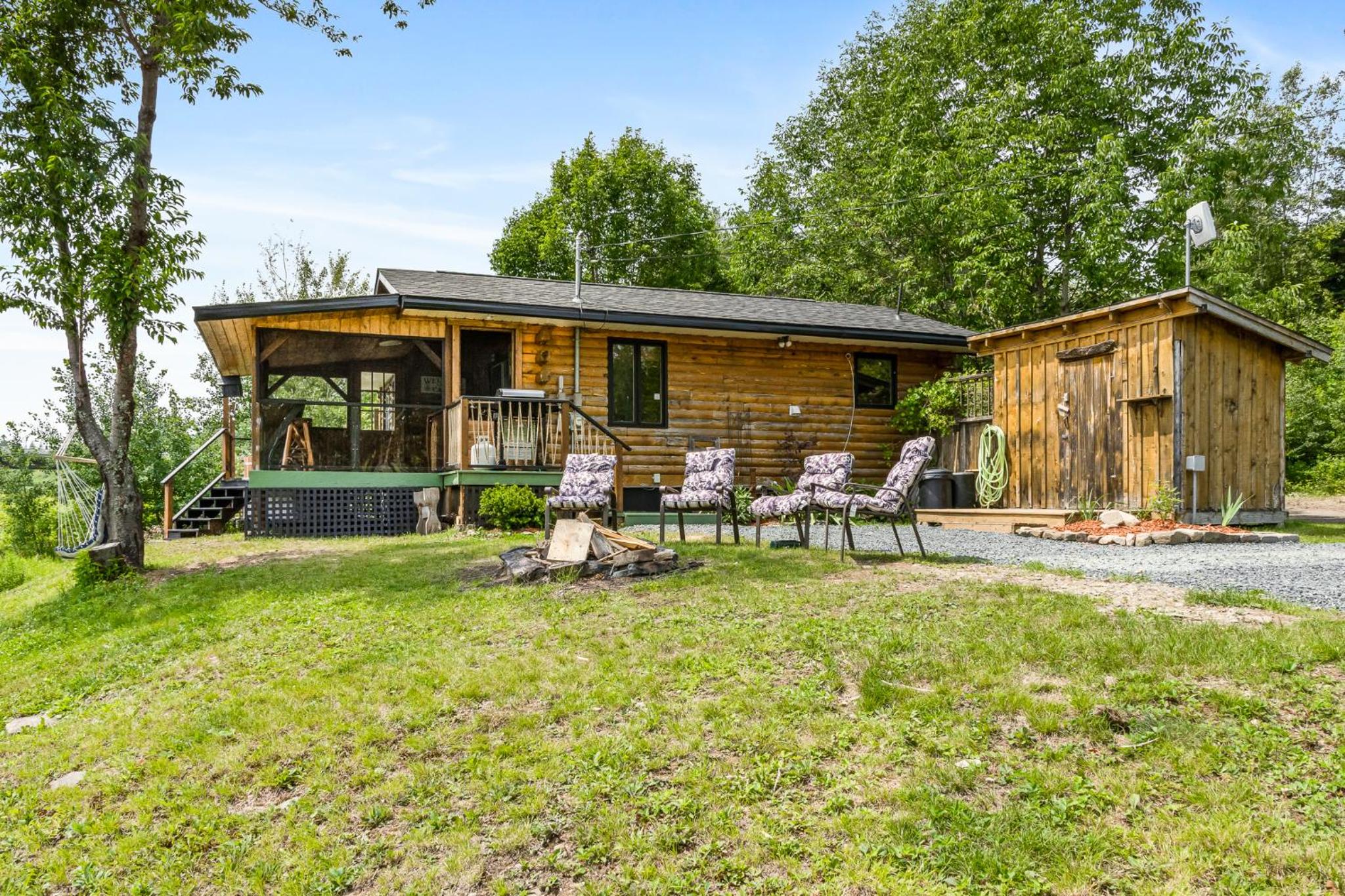 Cozy Cabin with Large Cedar Hot Tub