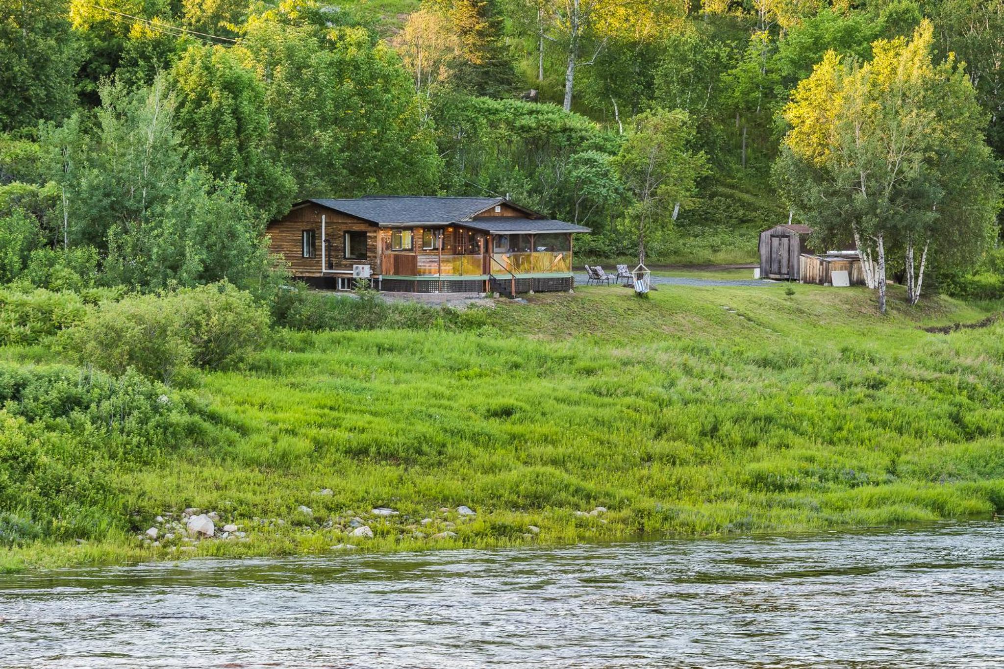 Cozy Cabin with Large Cedar Hot Tub