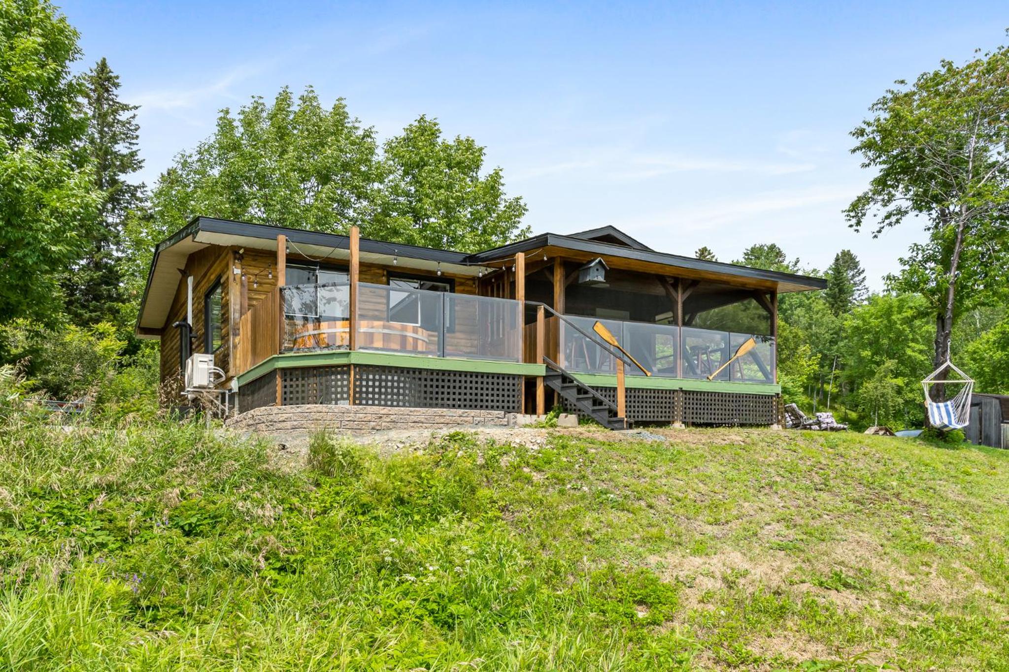 Cozy Cabin with Large Cedar Hot Tub