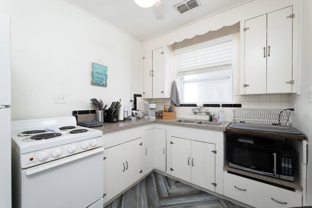 Be A Nomad - Walk to Beach - 3 Bedroom Sleeps 8 - Balcony - Jacksonville Beach view 2