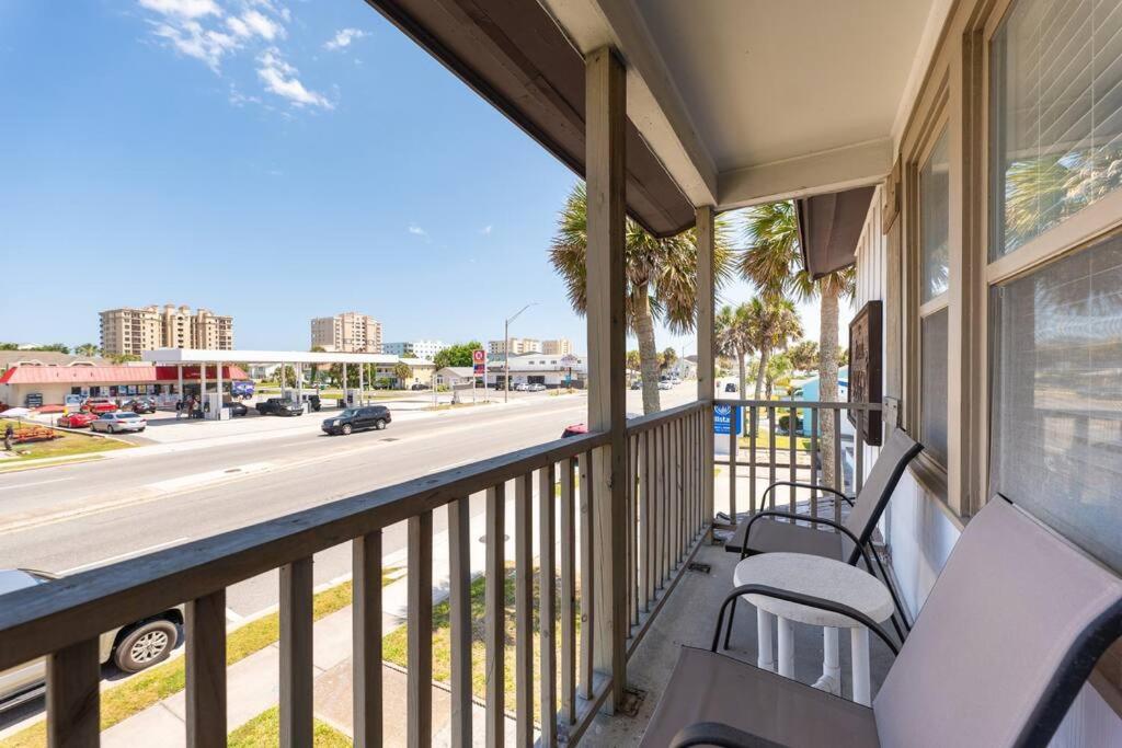 Be A Nomad - Walk to Beach - 3 Bedroom Sleeps 8 - Balcony - Jacksonville Beach view 3