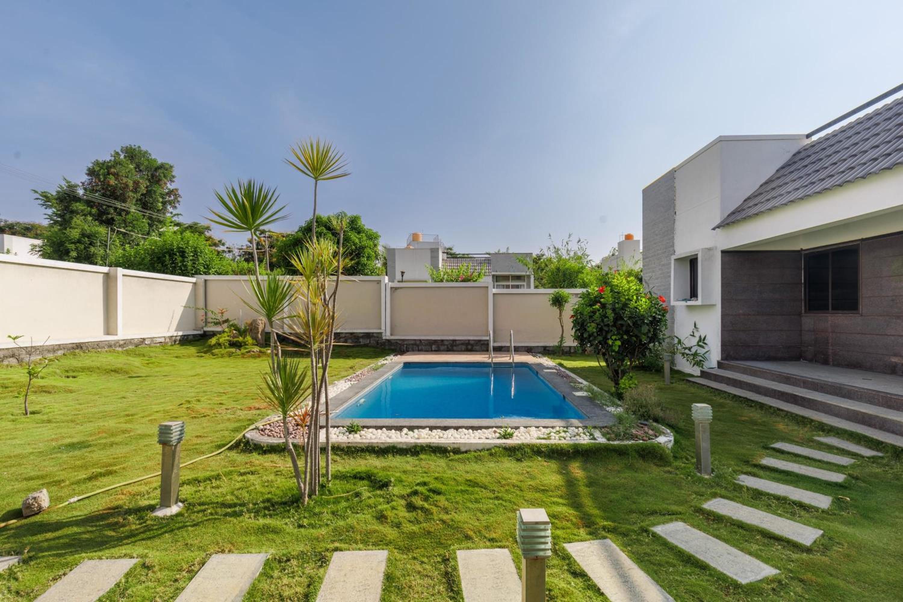 JhilMil Pool Villa by StayJade 2BHK Lawn