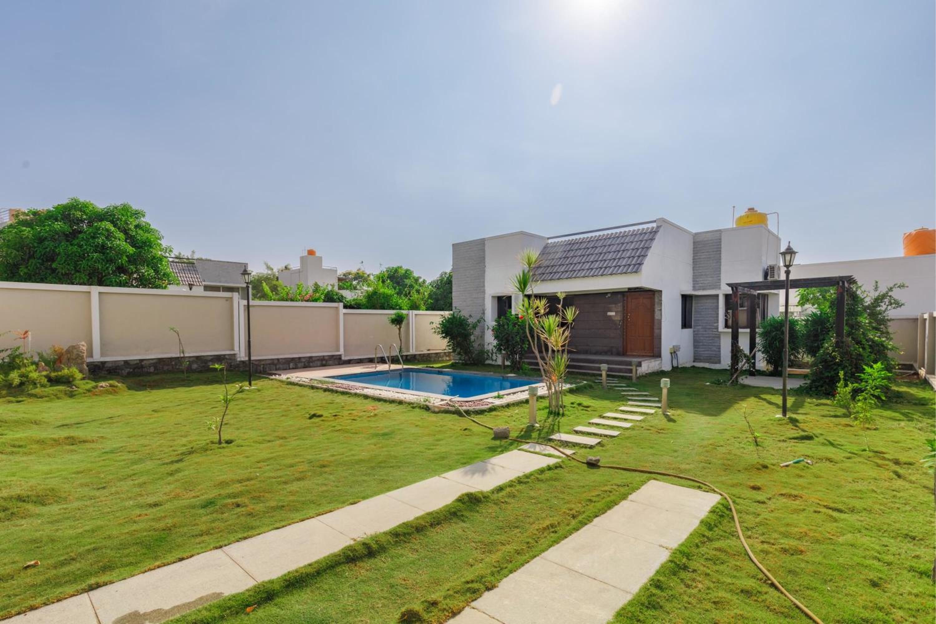 JhilMil Pool Villa by StayJade 2BHK Lawn