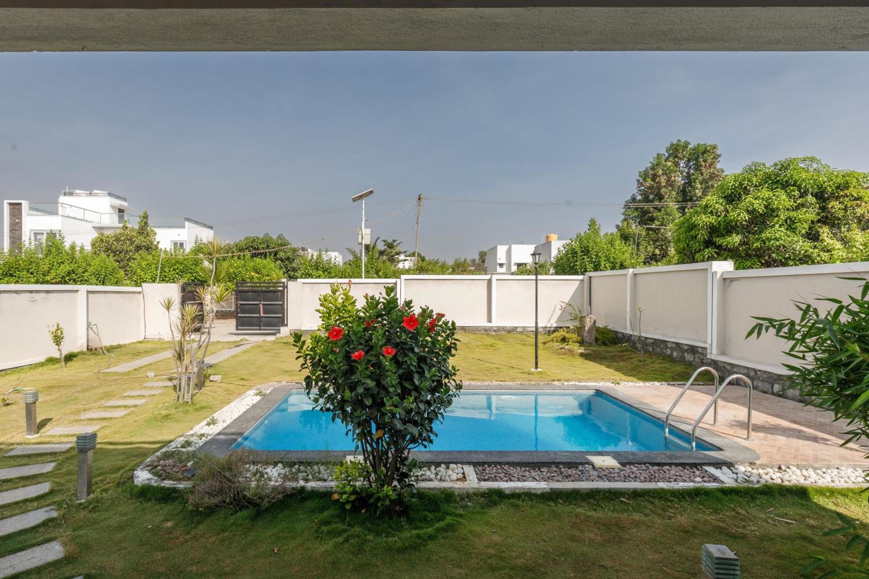 JhilMil Pool Villa by StayJade 2BHK Lawn