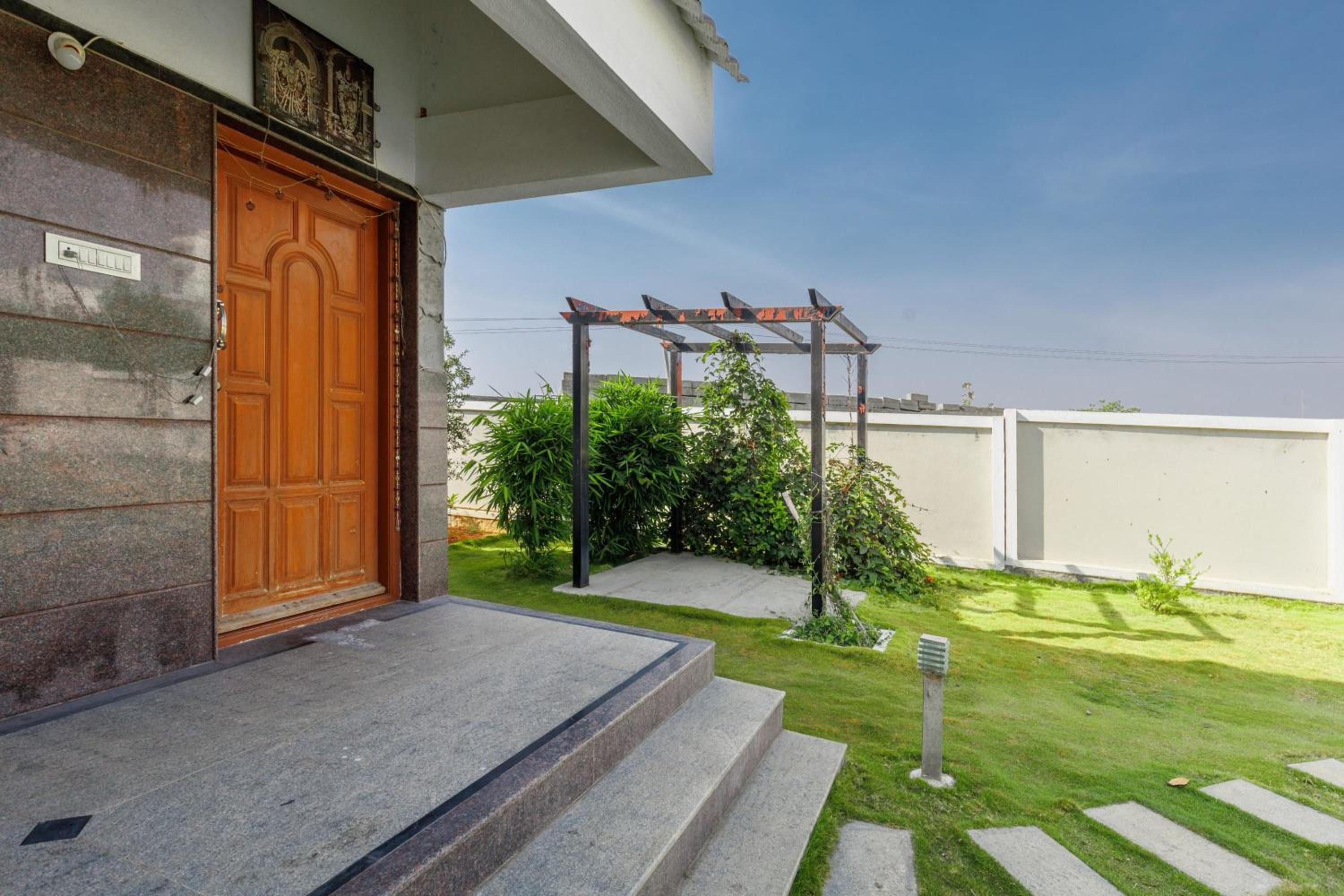 JhilMil Pool Villa by StayJade 2BHK Lawn