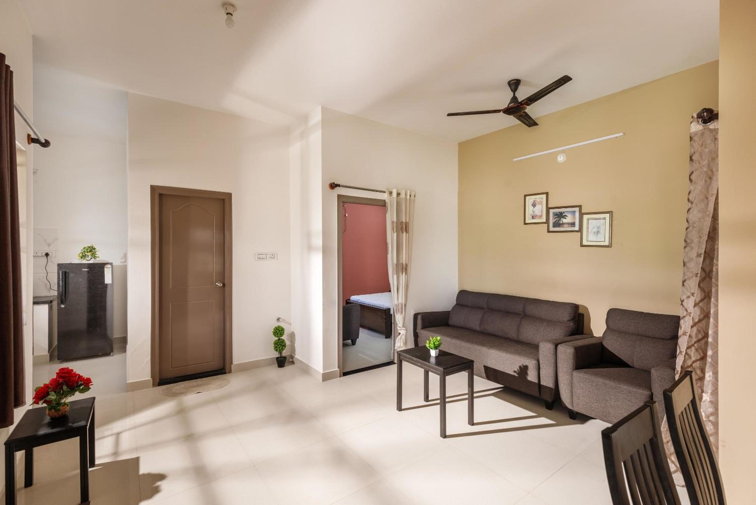 JhilMil Pool Villa by StayJade 2BHK Lawn