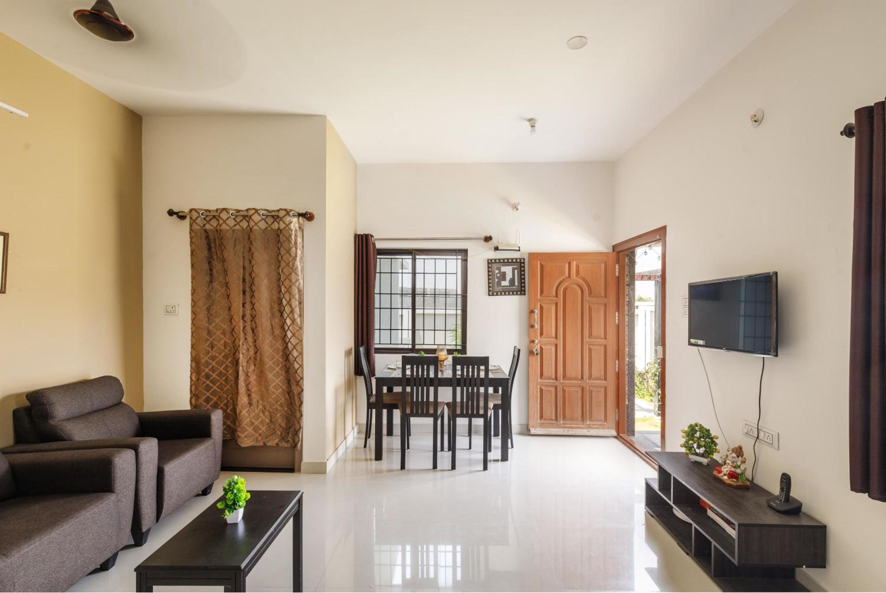 JhilMil Pool Villa by StayJade 2BHK Lawn