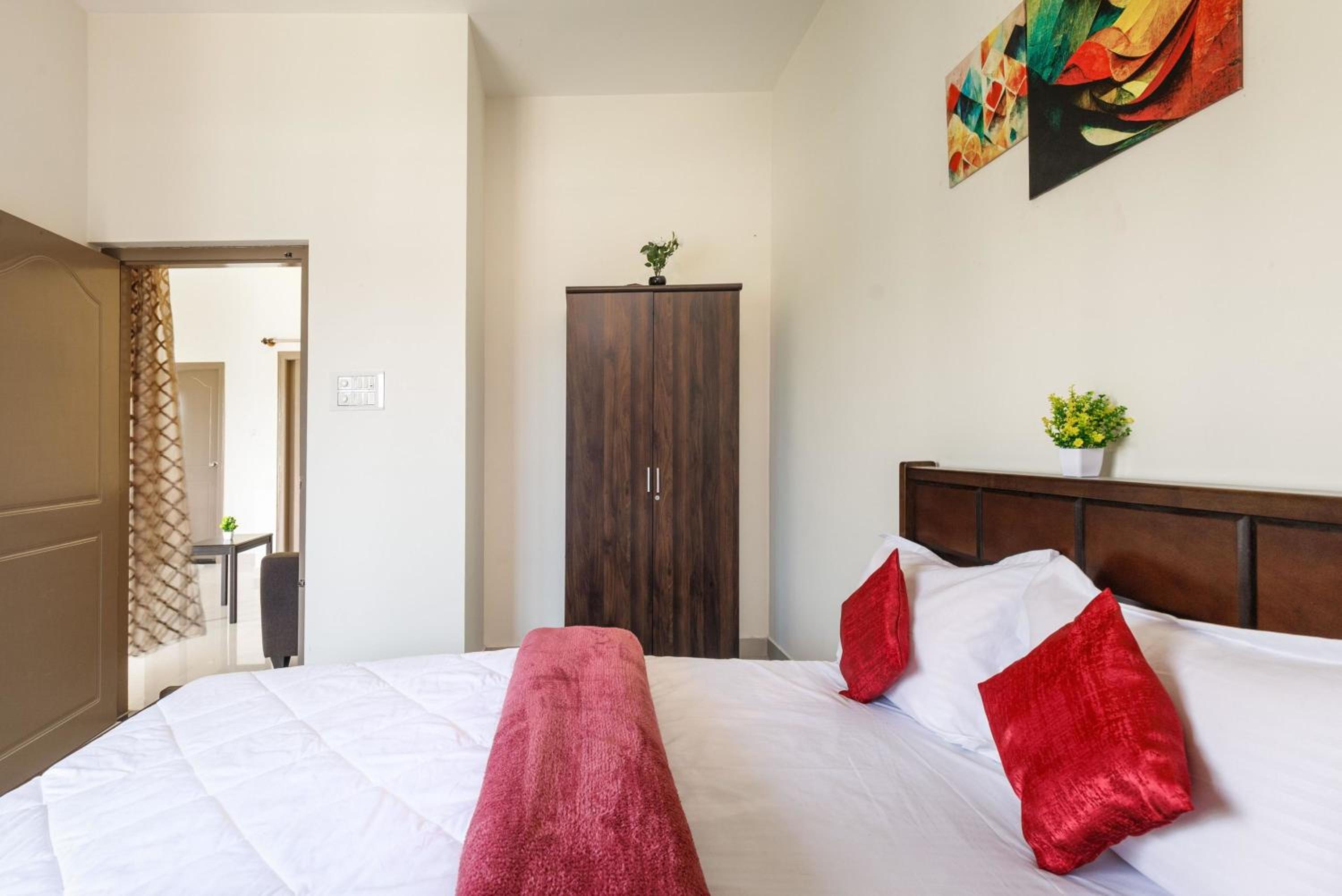 JhilMil Pool Villa by StayJade 2BHK Lawn