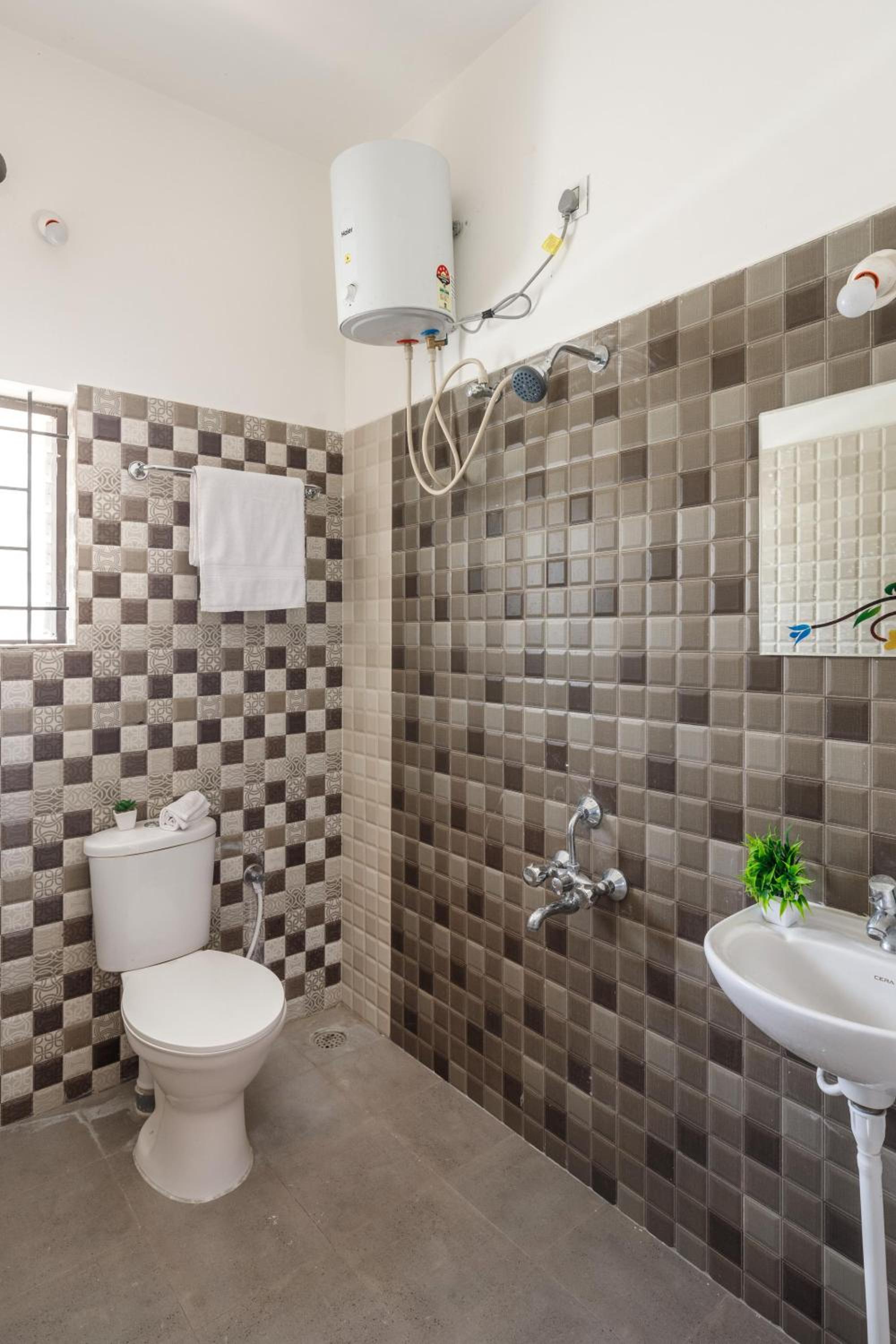 JhilMil Pool Villa by StayJade 2BHK Lawn