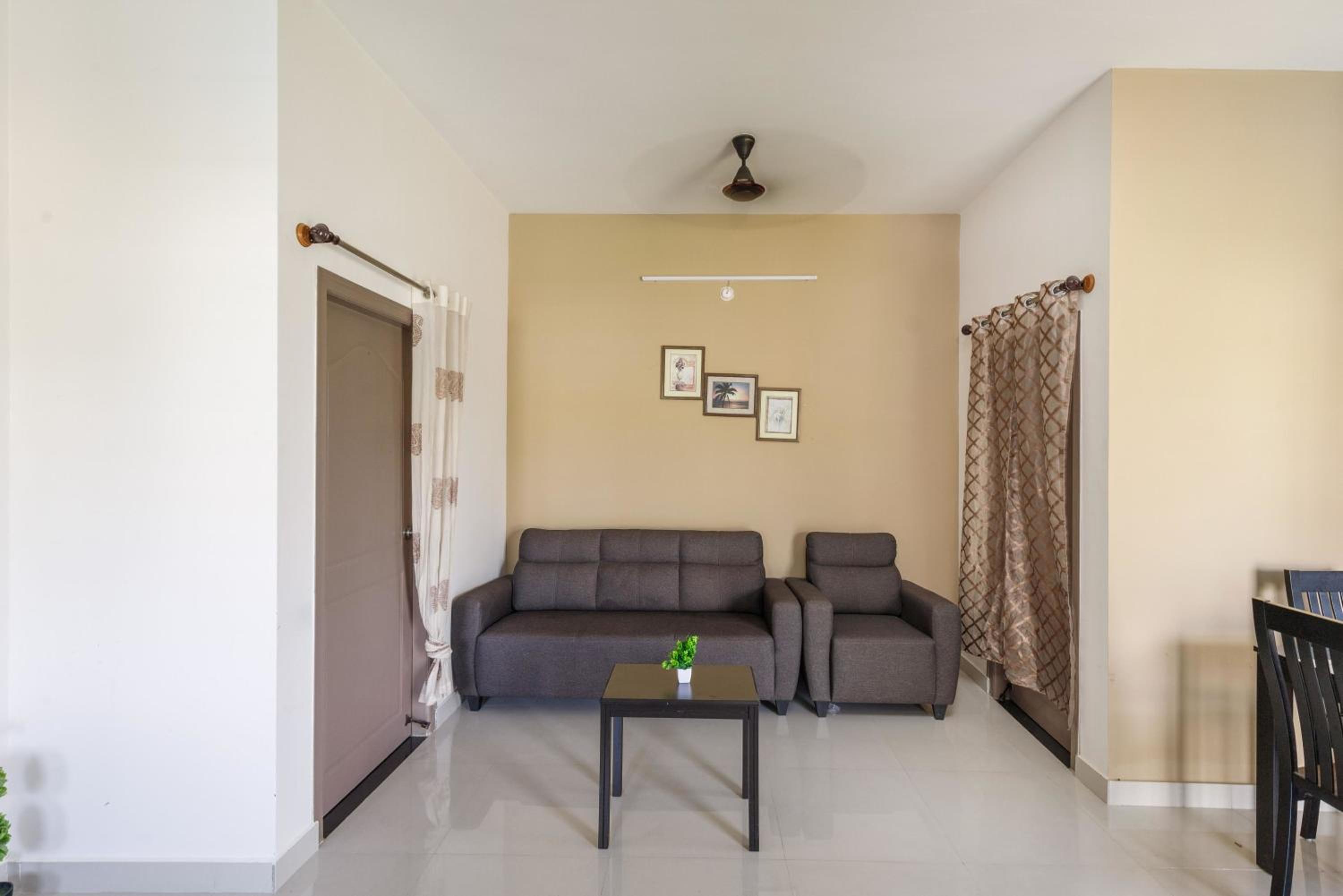 JhilMil Pool Villa by StayJade 2BHK Lawn