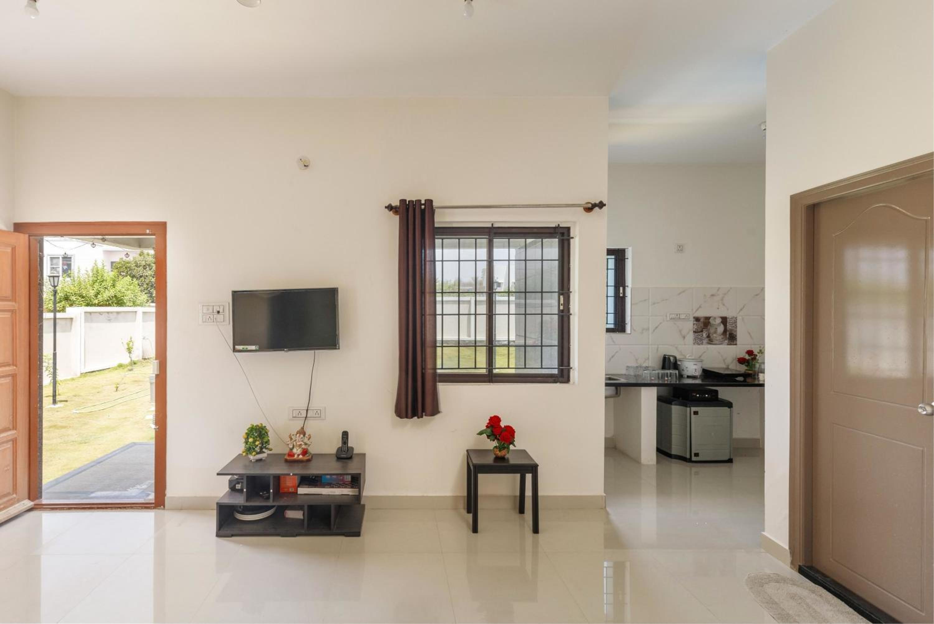JhilMil Pool Villa by StayJade 2BHK Lawn