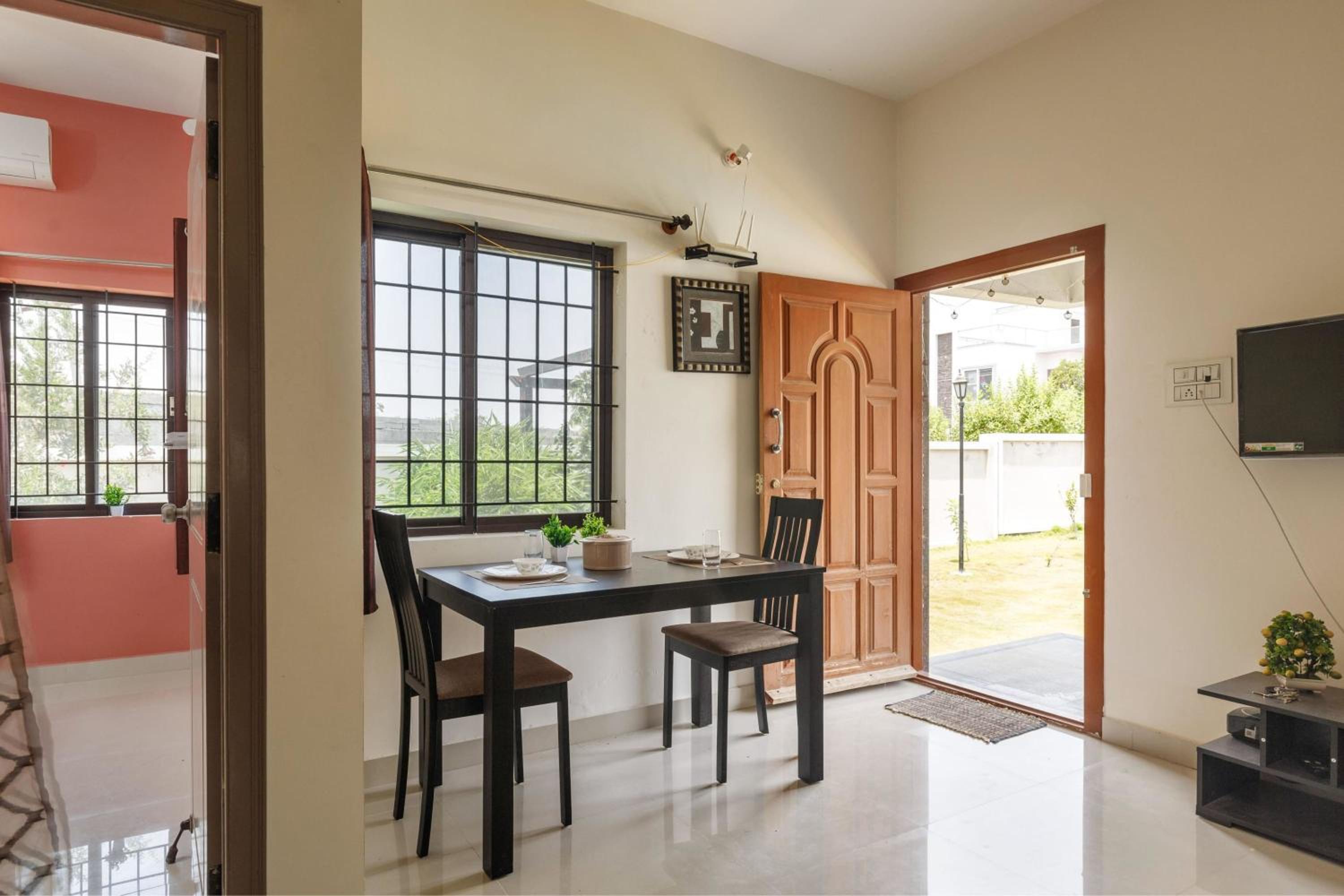 JhilMil Pool Villa by StayJade 2BHK Lawn