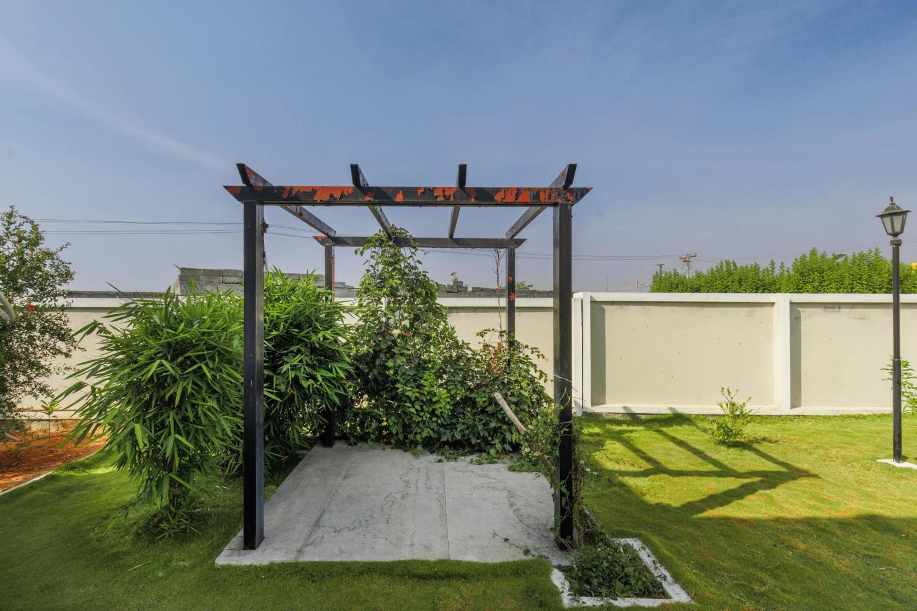 JhilMil Pool Villa by StayJade 2BHK Lawn