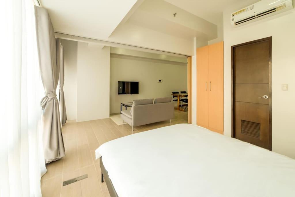 StayHere Skandanavian Designed 1BR in Greenbelt view 4