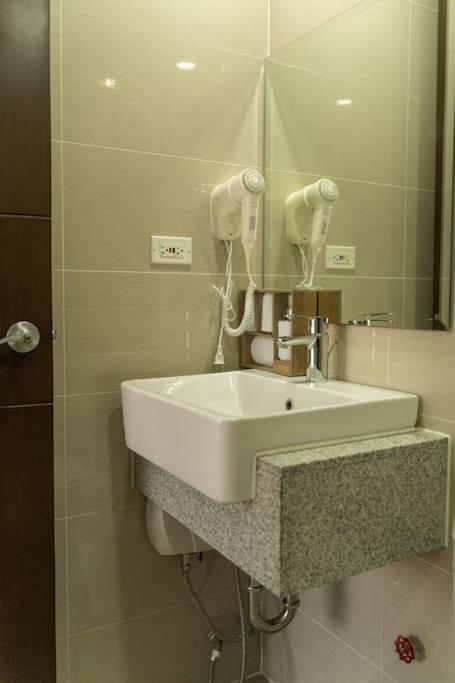 StayHere Skandanavian Designed 1BR in Greenbelt view 3