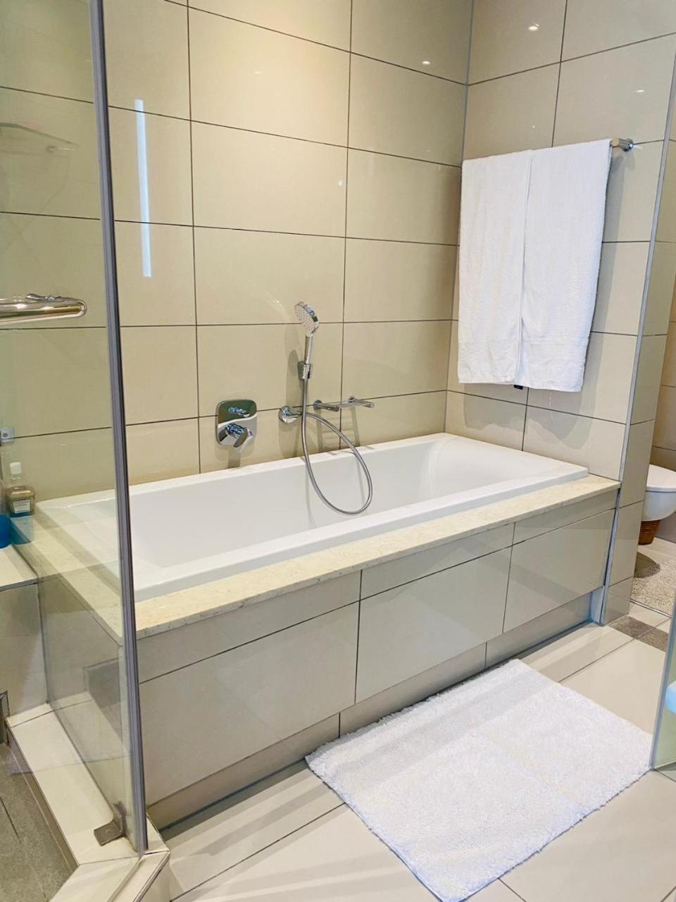 Spacious 2BR APT Near Sandton City -No Loadshedding