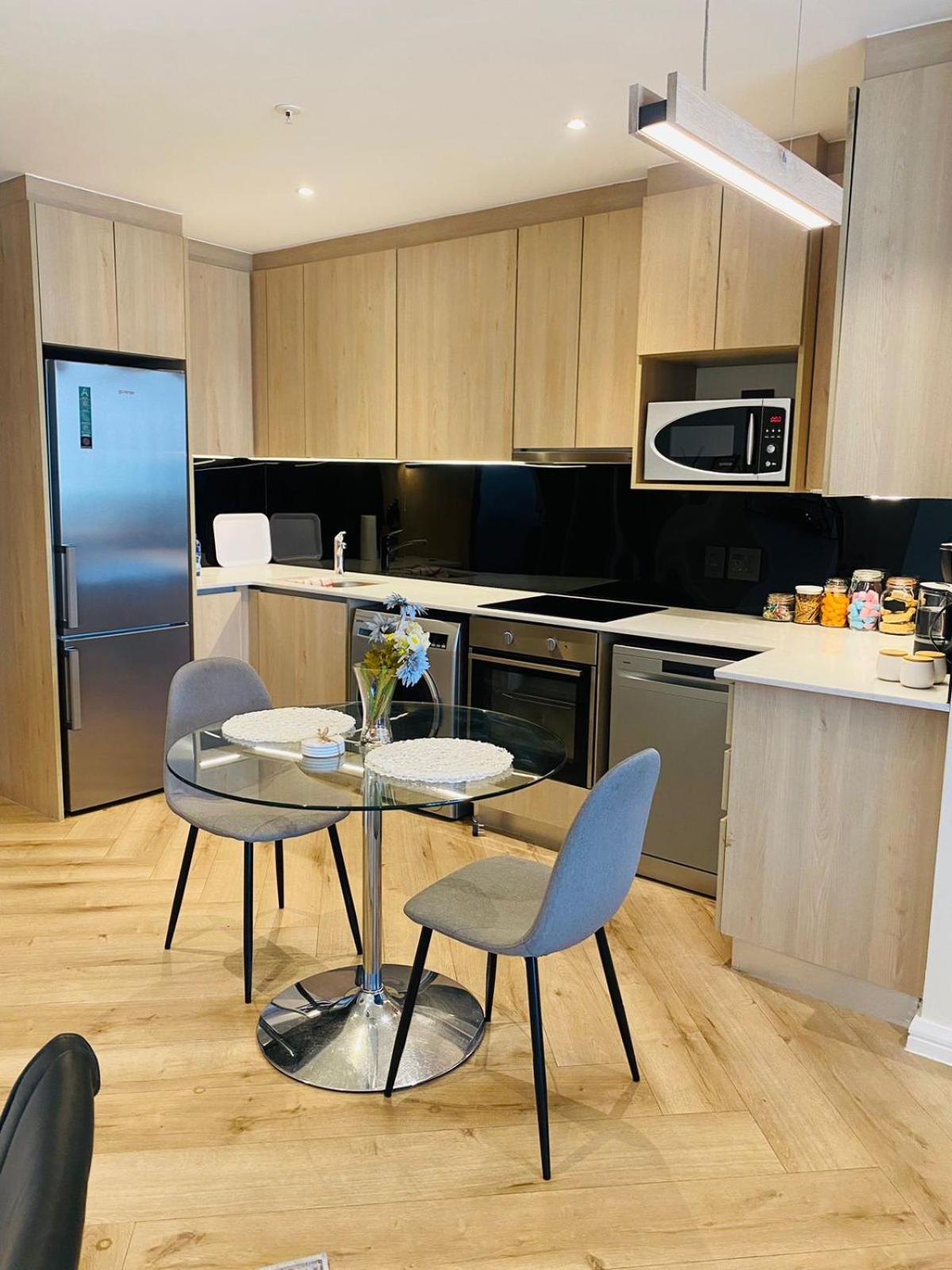 Spacious 2BR APT Near Sandton City -No Loadshedding