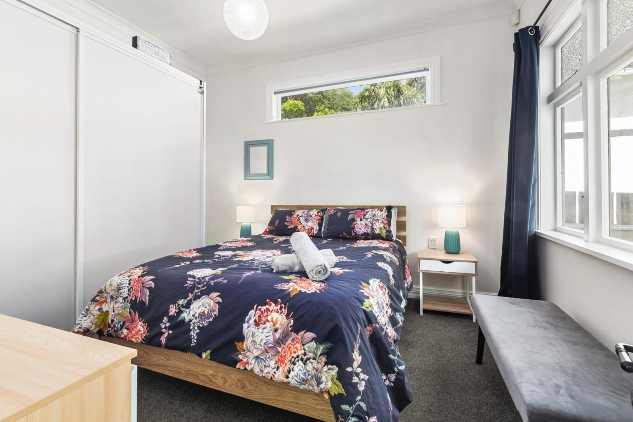 Peaceful & private city cottage with carparks