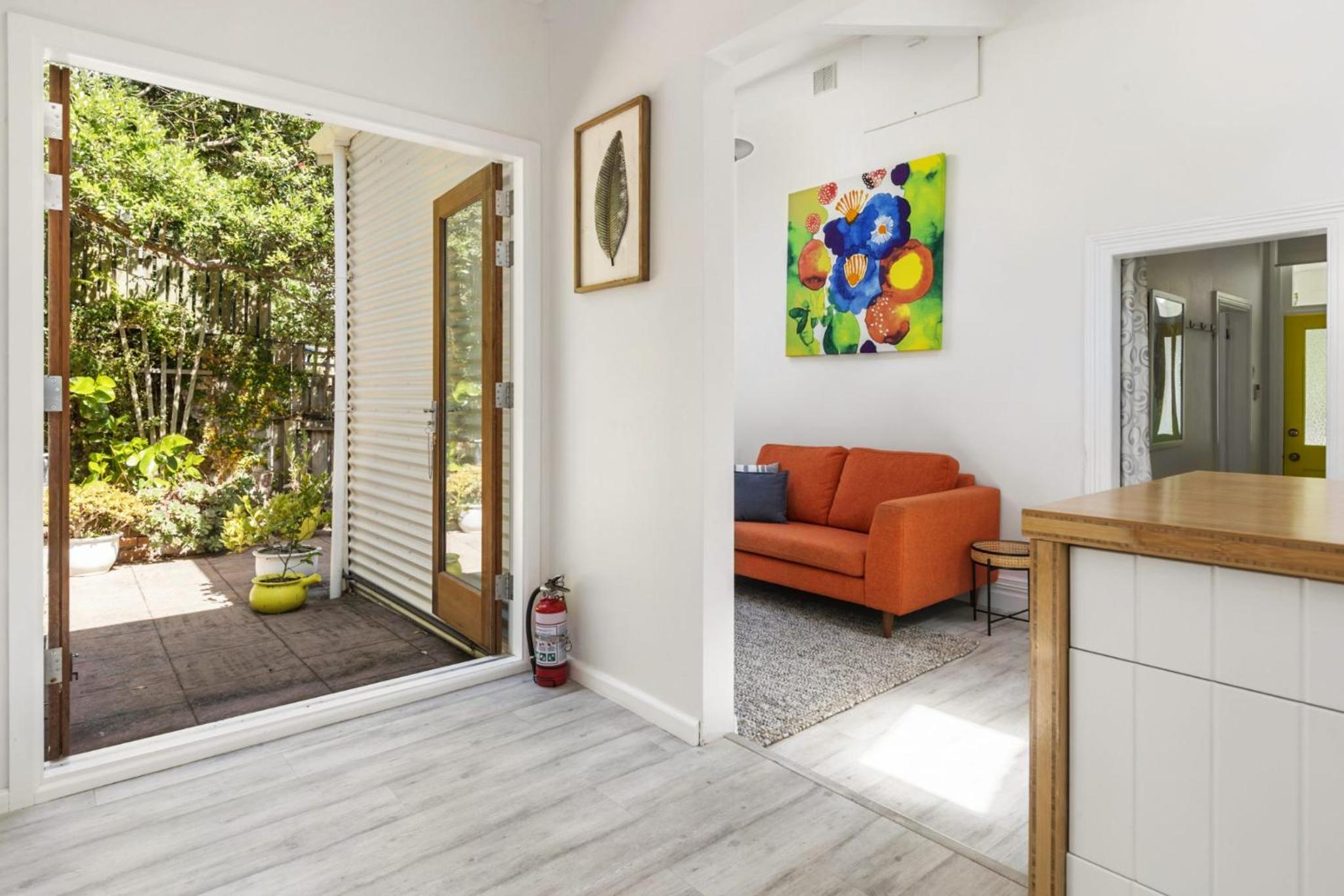 Peaceful & private city cottage with carparks