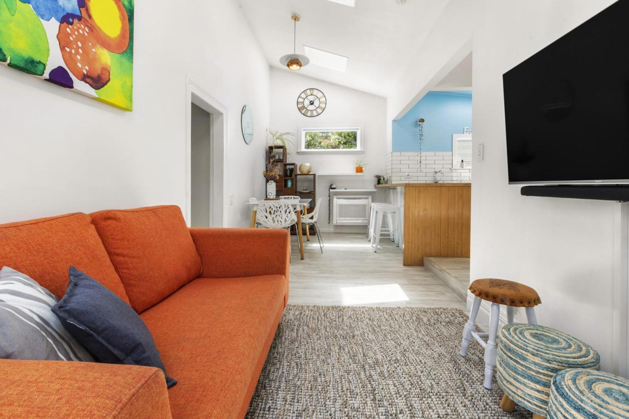Peaceful & private city cottage with carparks