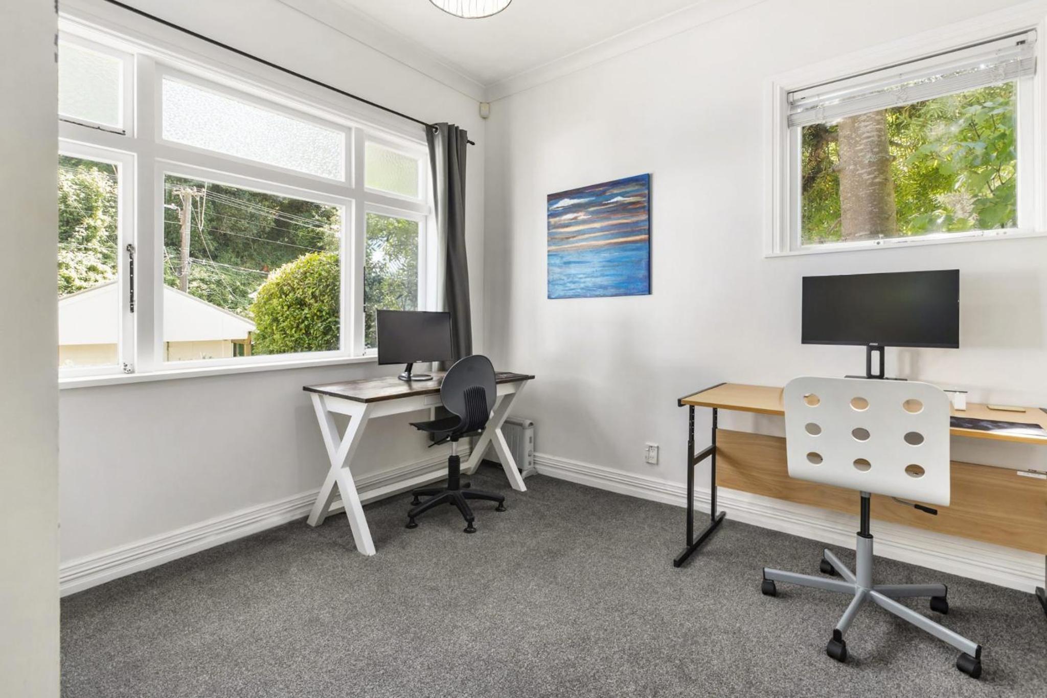 Peaceful & private city cottage with carparks