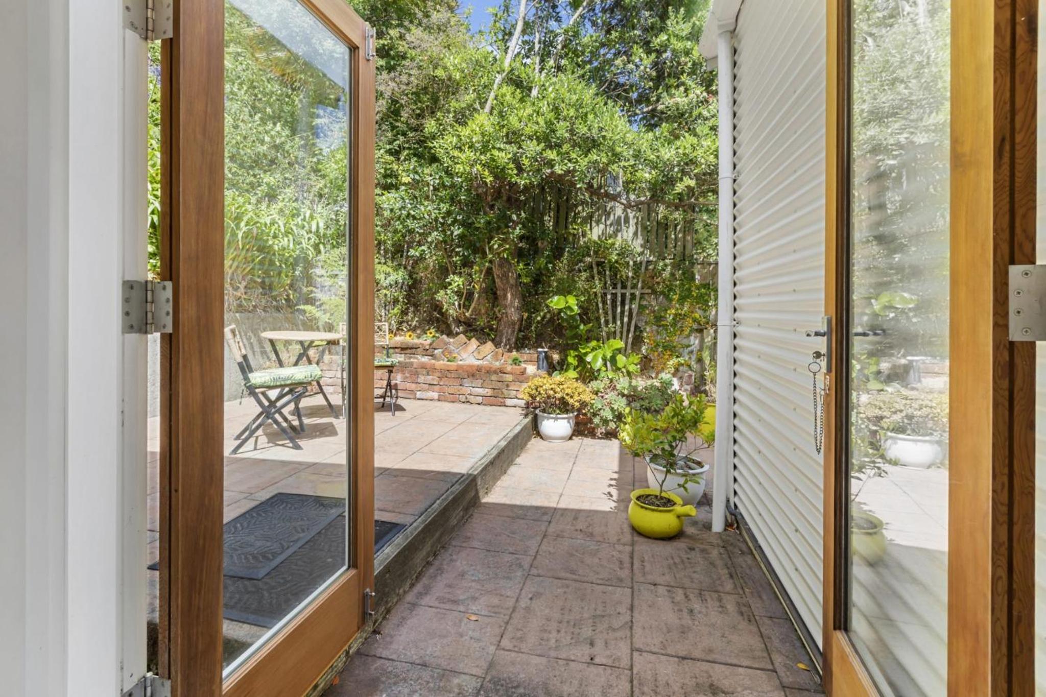 Peaceful & private city cottage with carparks