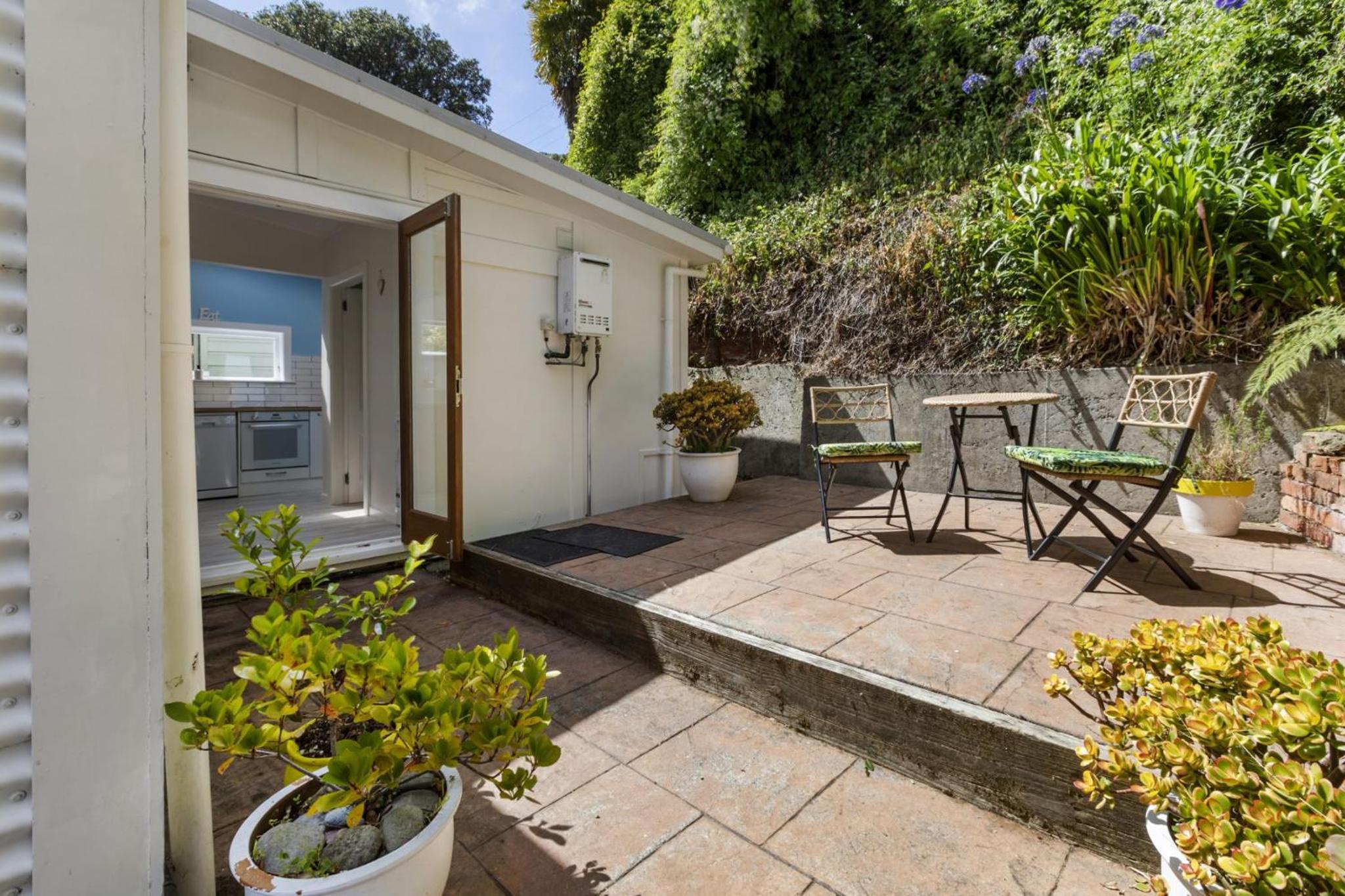 Peaceful & private city cottage with carparks