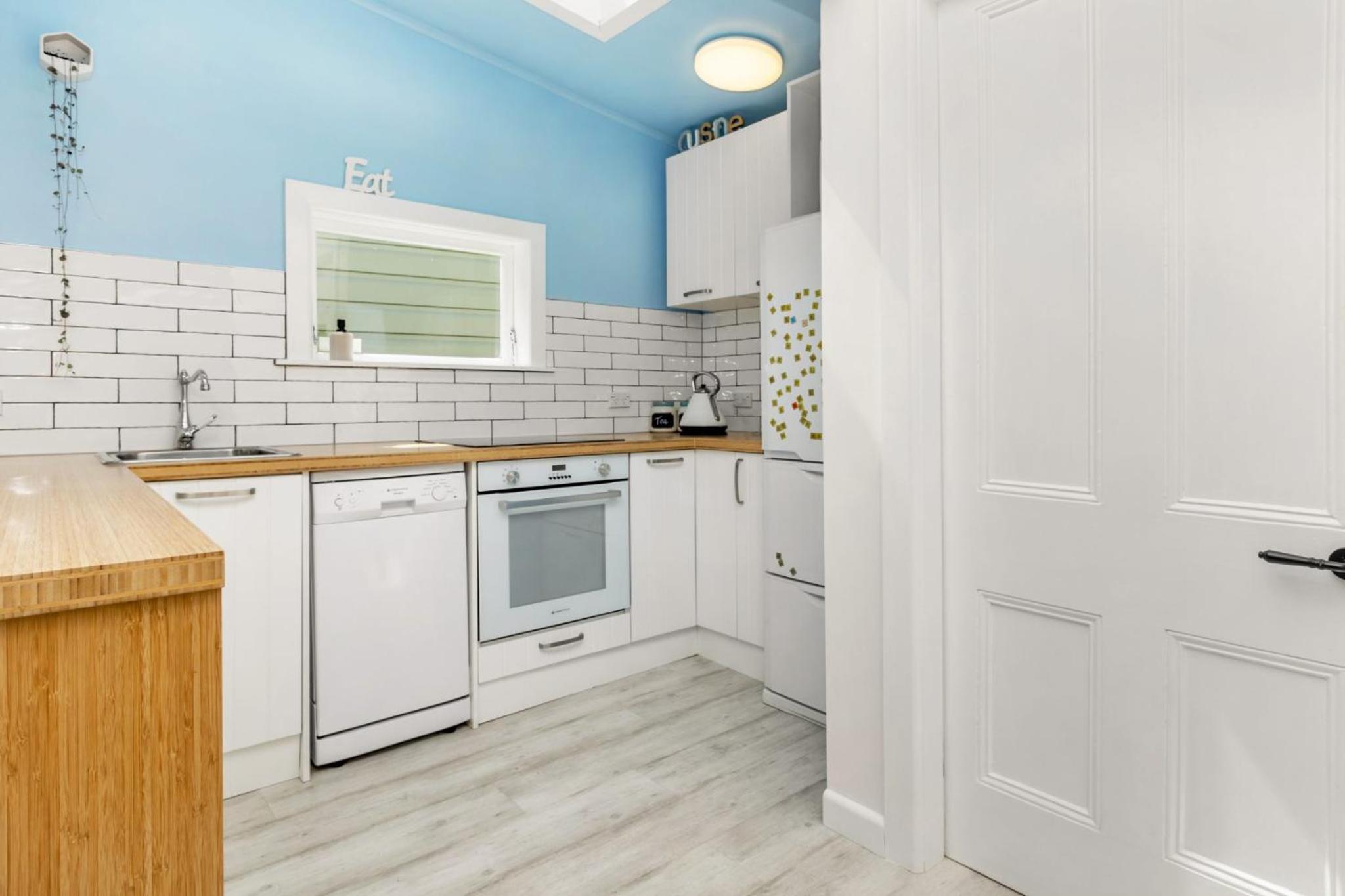 Peaceful & private city cottage with carparks