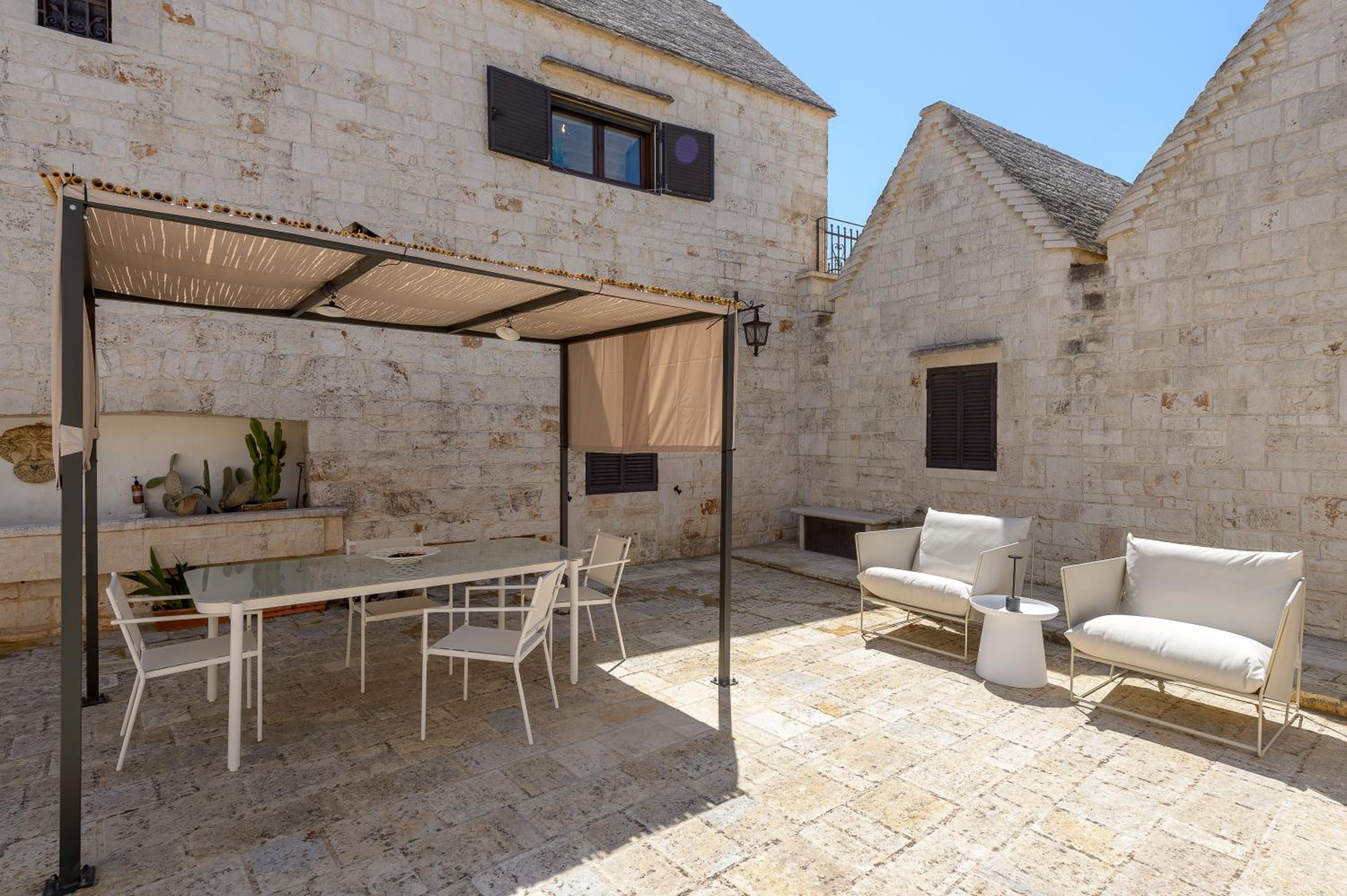 Trulli Nigri Holidays with private swimming pool