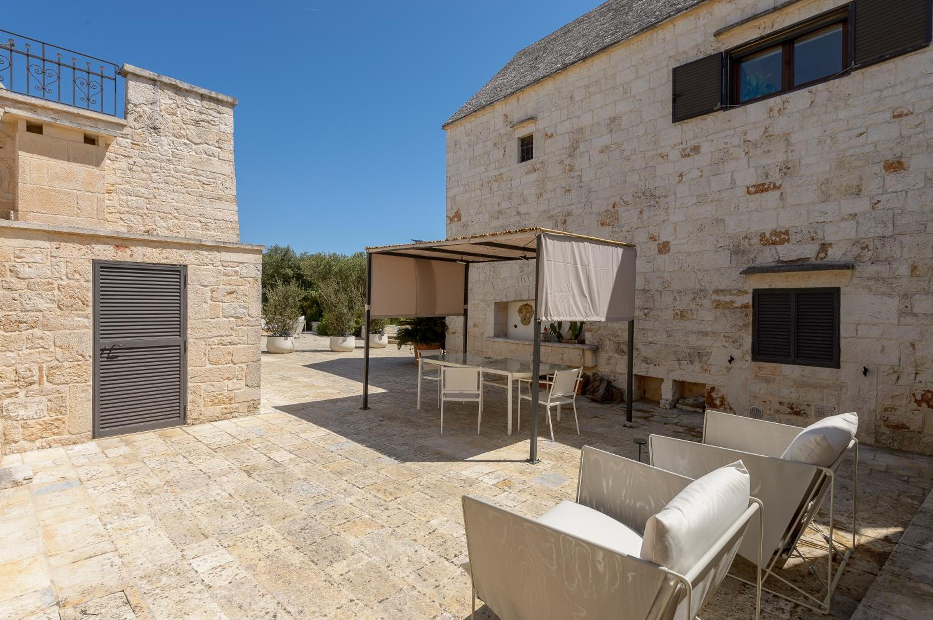 Trulli Nigri Holidays with private swimming pool