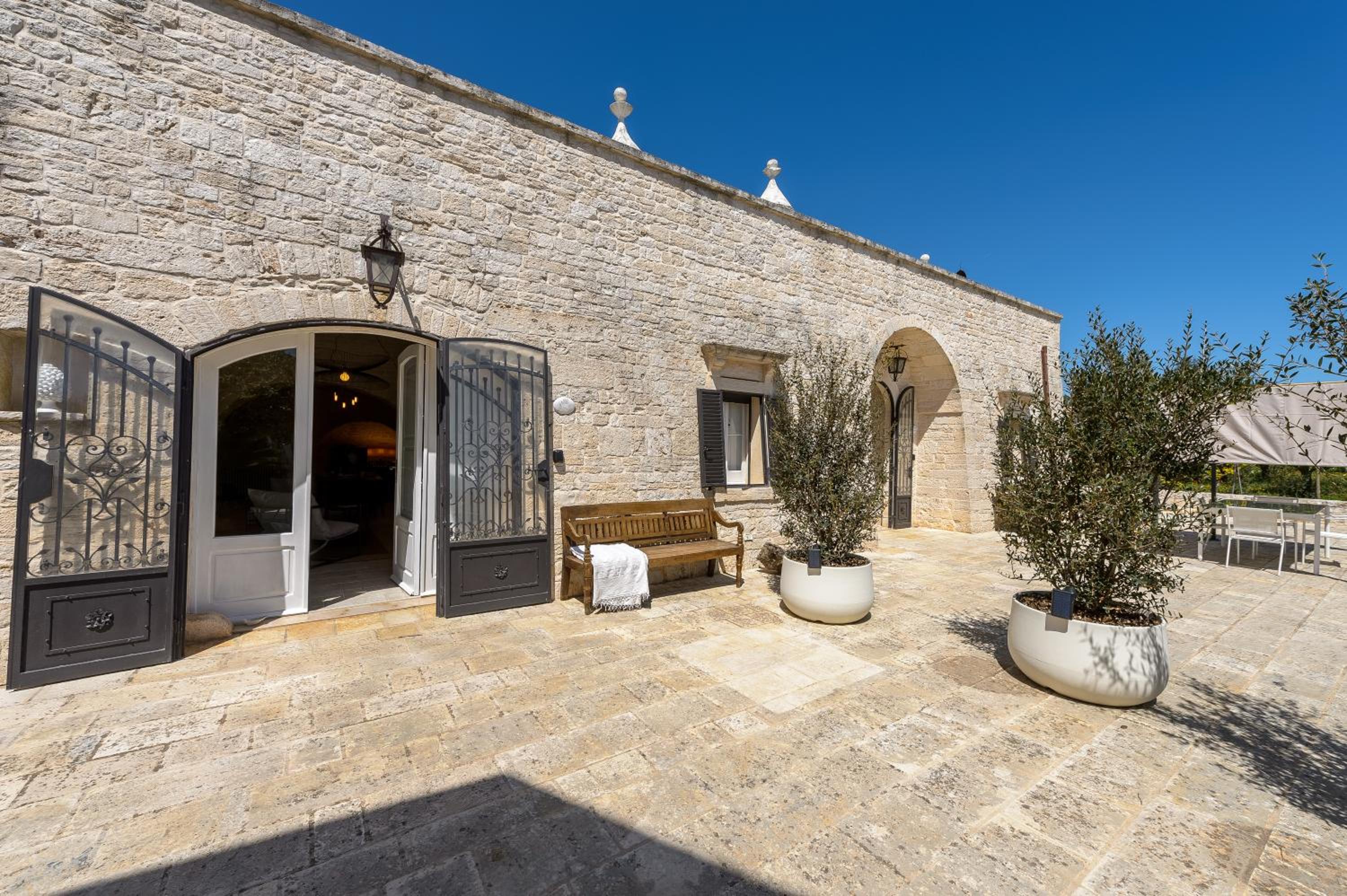 Trulli Nigri Holidays with private swimming pool