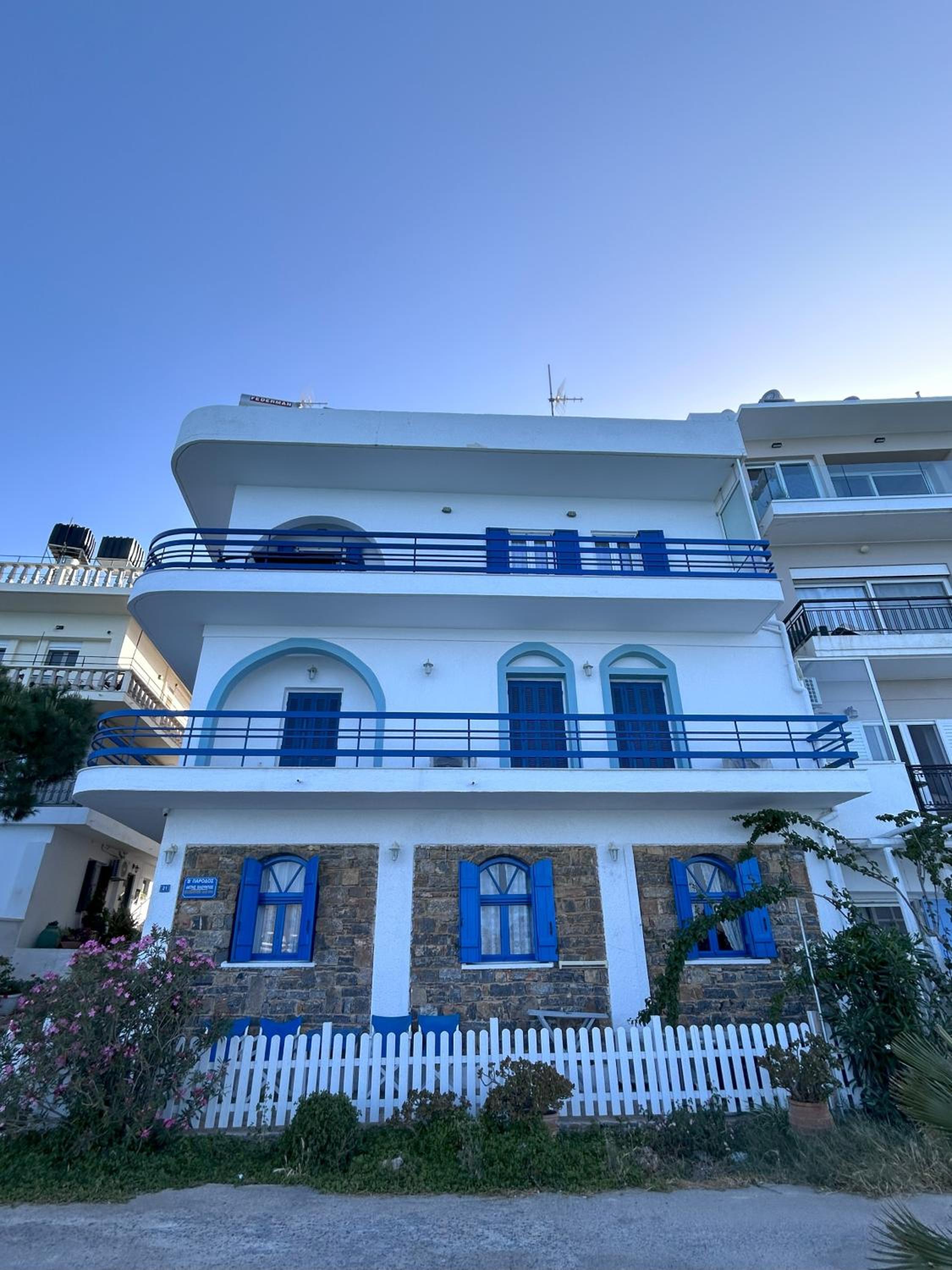 Hotel Sea-front Cozy Apartment - Image 1