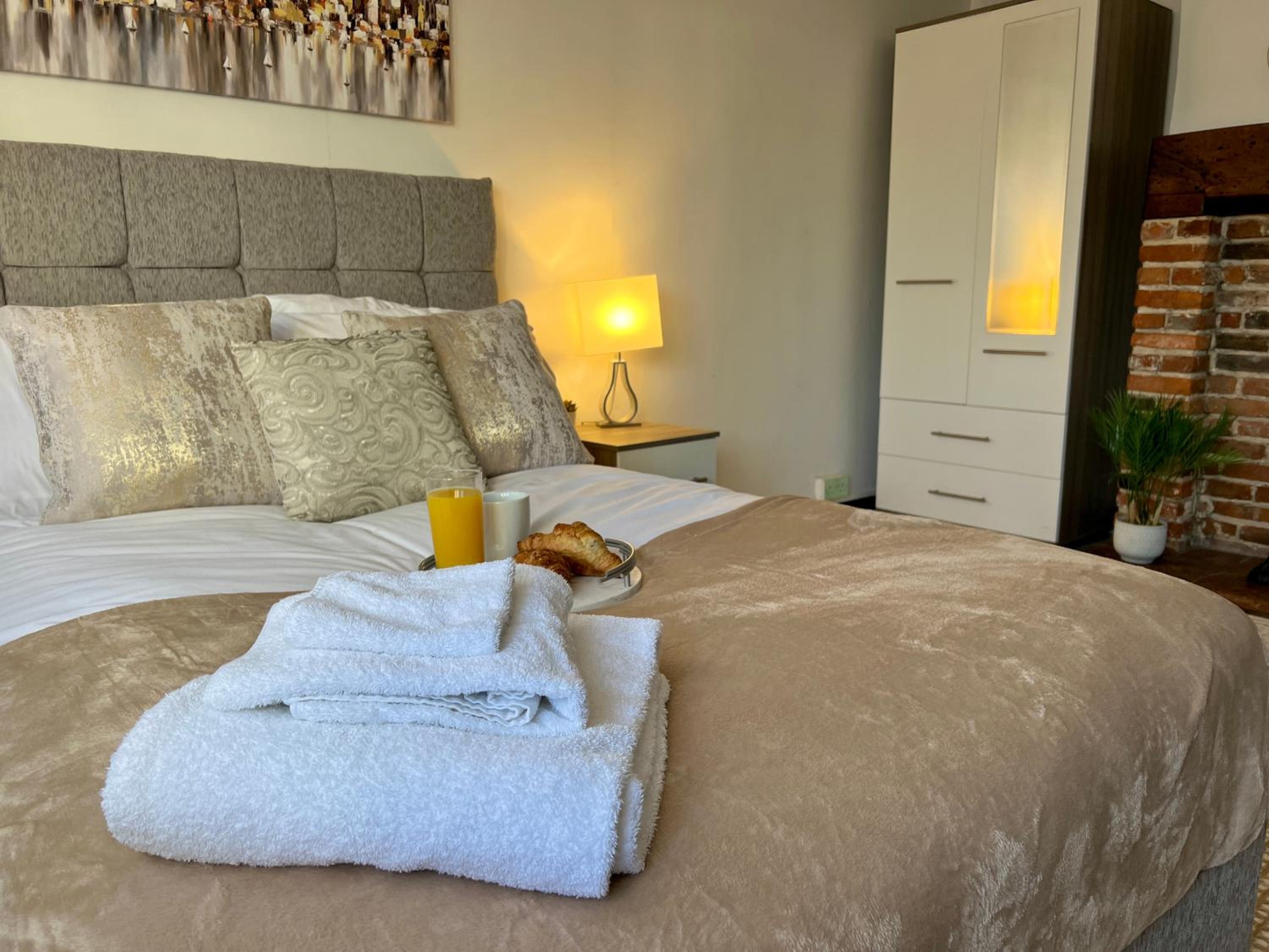 Duchess Apartments Serviced 3BR Apartment in Colchester Perfect for Contractors,Temporary Housing, Relocations,Free Wifi, Secure Parking view 5