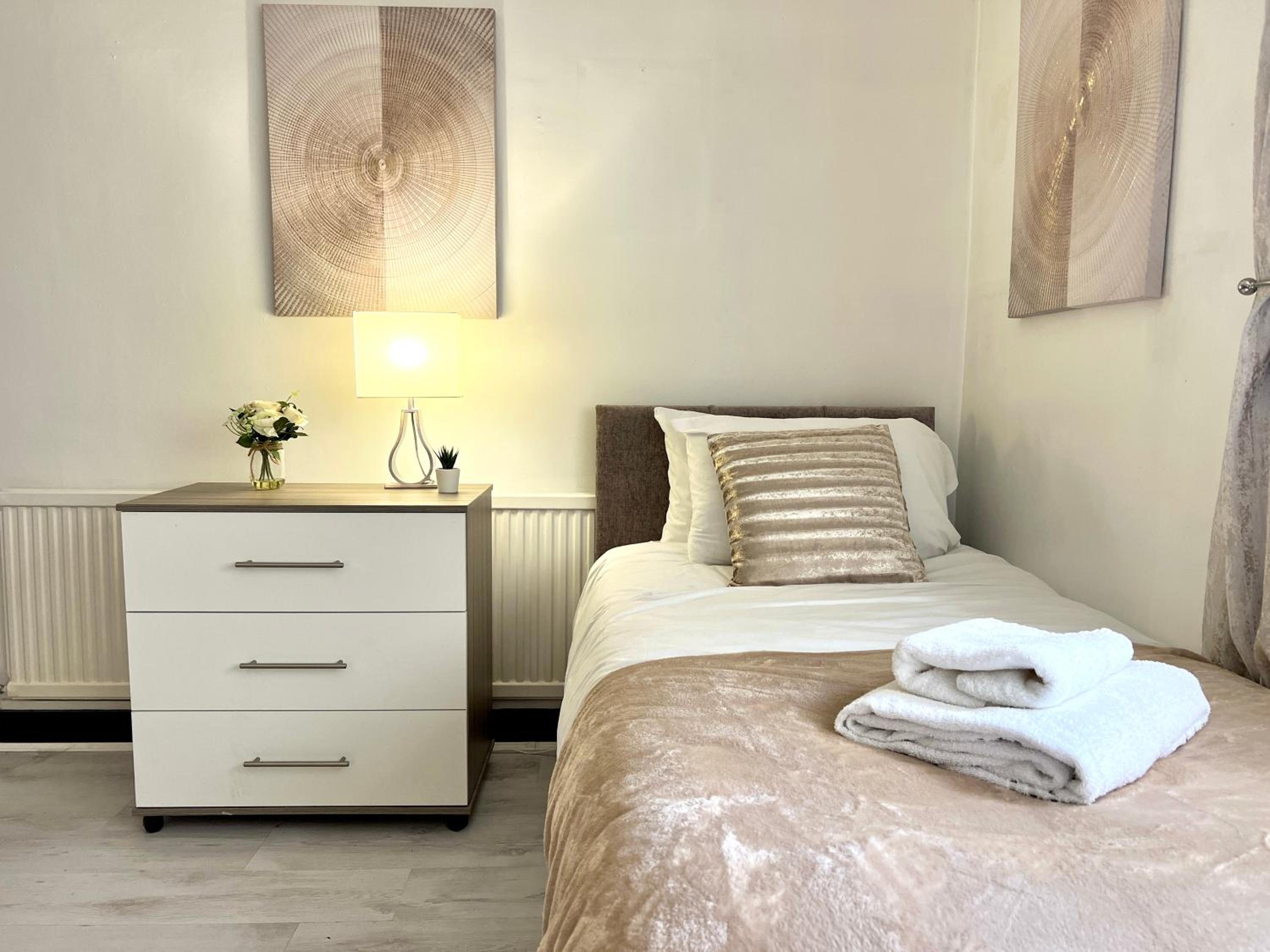 Duchess Apartments Serviced 3BR Apartment in Colchester Perfect for Contractors,Temporary Housing, Relocations,Free Wifi, Secure Parking view 3