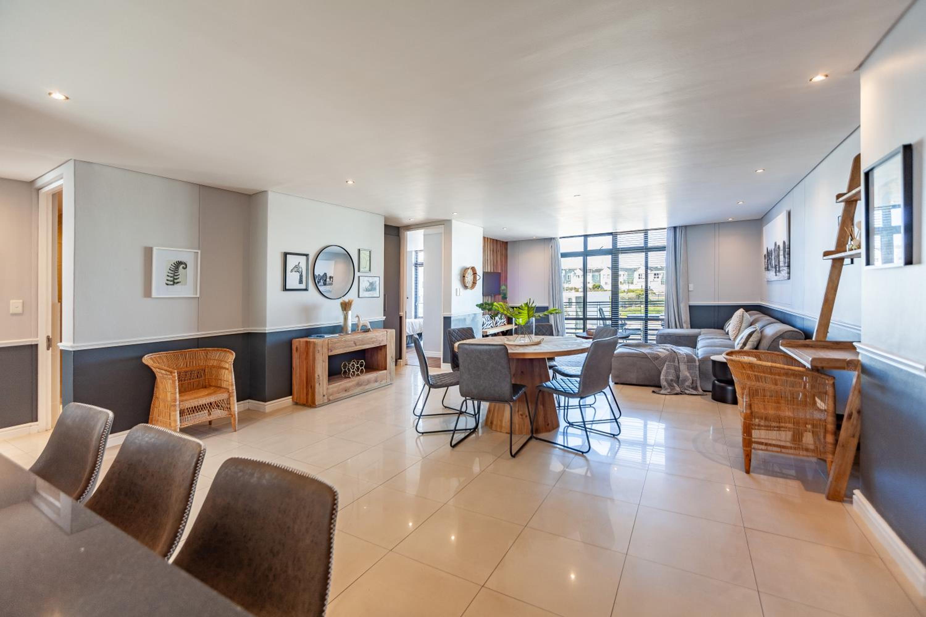 Stylishly Decorated Beachfront apartment w Inverter, 202 Eden view 3