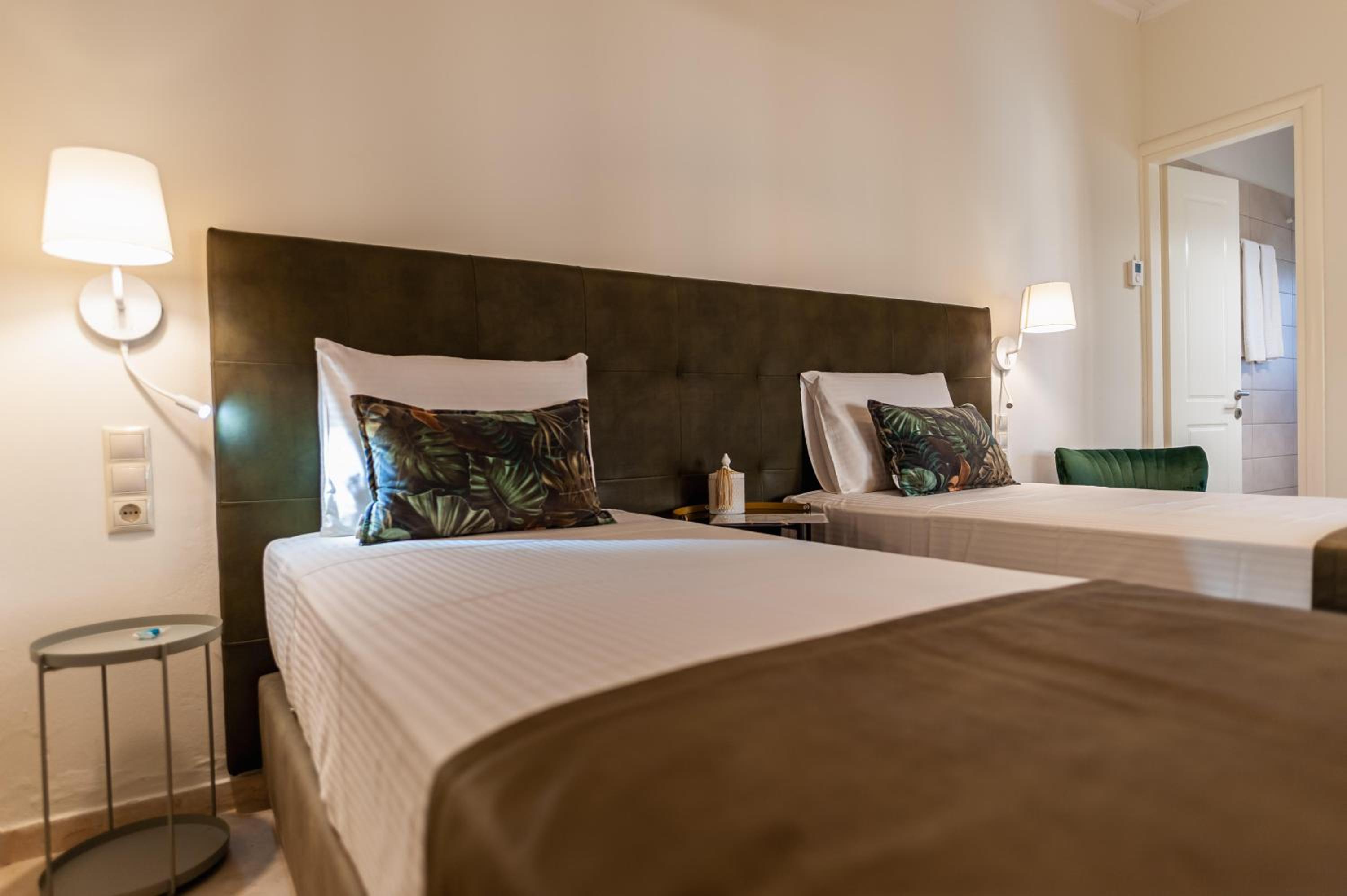 Small Garden by Studio Spyros photo 2