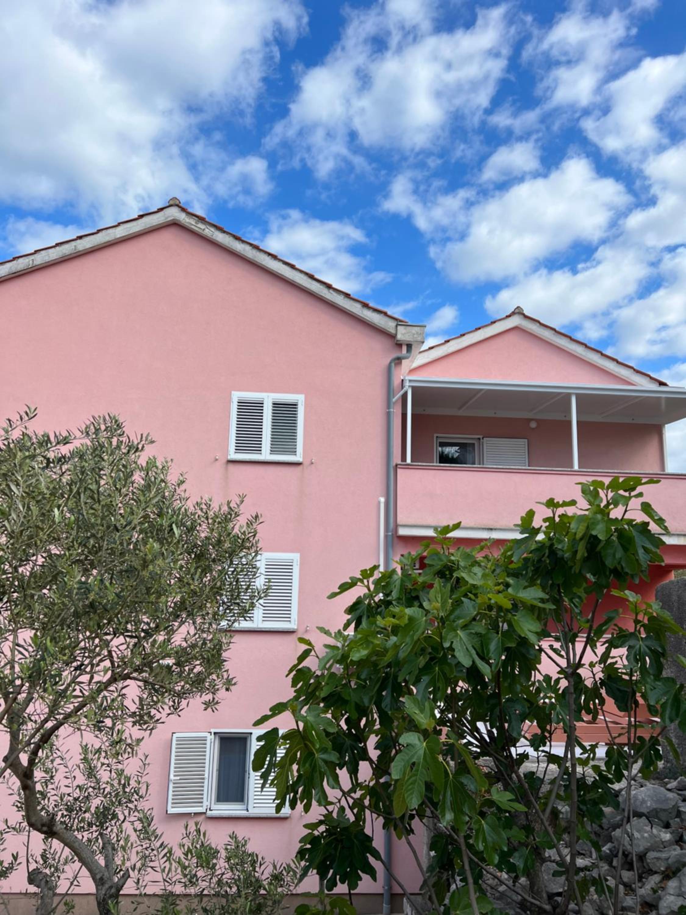 Laguna Apartments