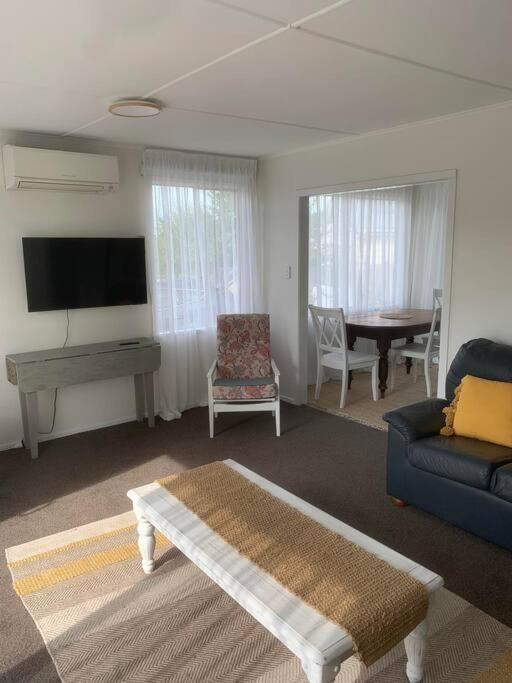 Sunny Central Parkvale home view 4