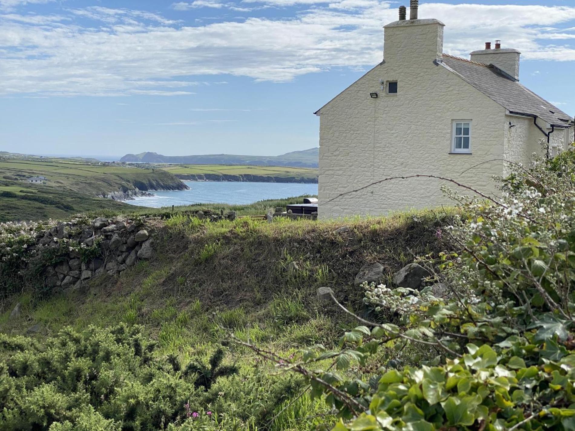 Upper Porthmawr - 5 Bedroom Cottage - Whitesands view 4